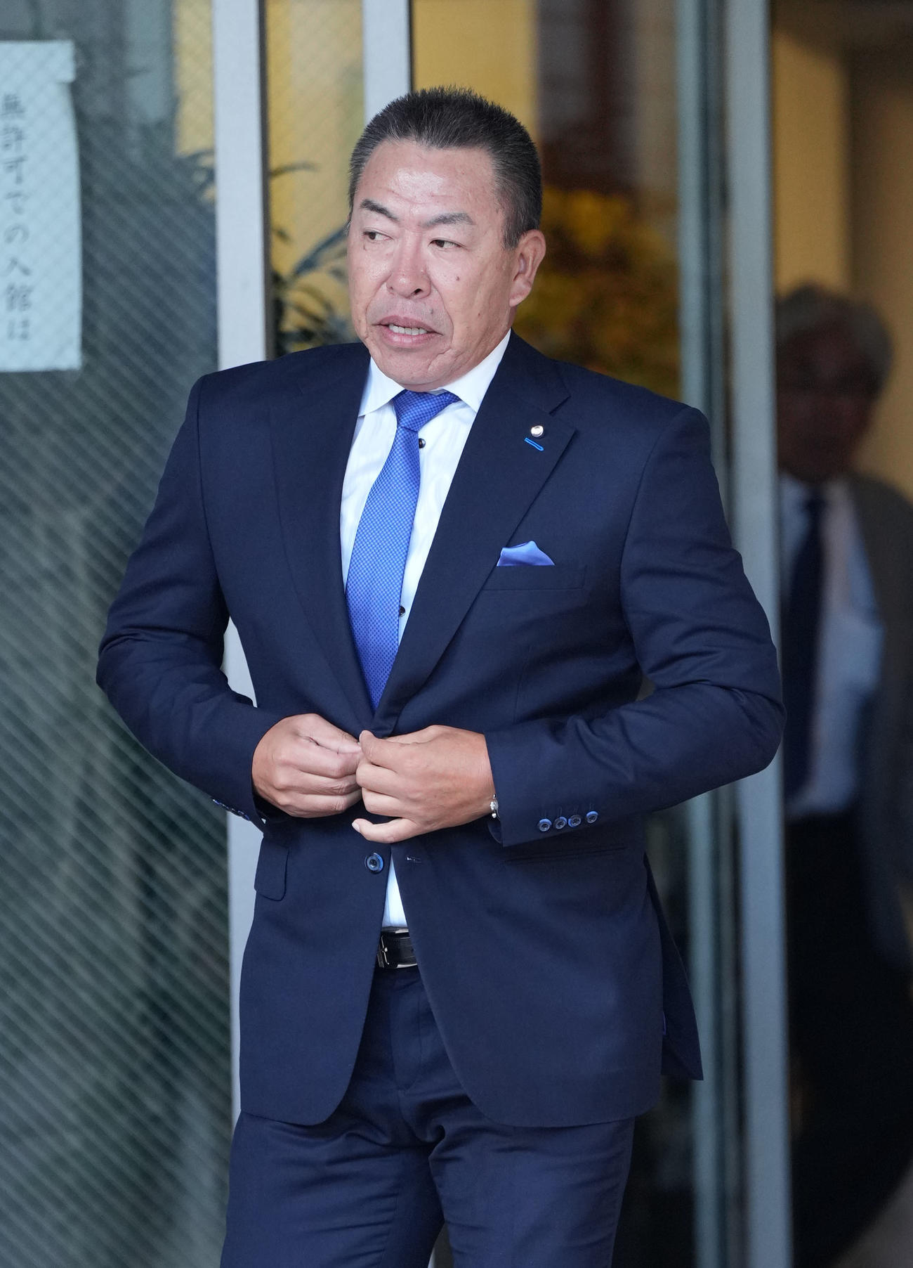 スカウト会議を終え合宿所を出る井上監督（撮影・森本幸一）