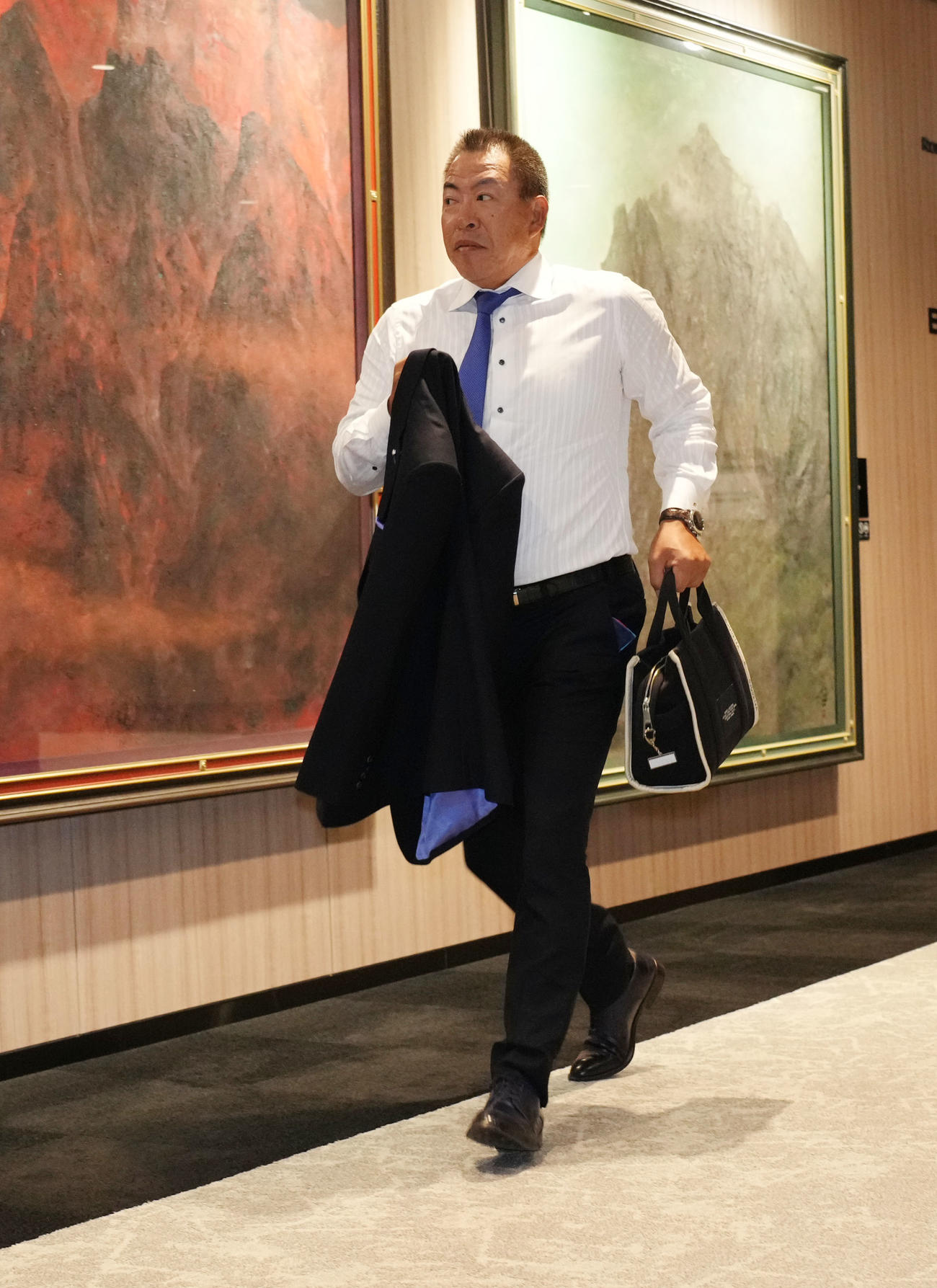 交渉の席へ向かう井上一樹2軍監督（撮影・森本幸一）（撮影・森本幸一）