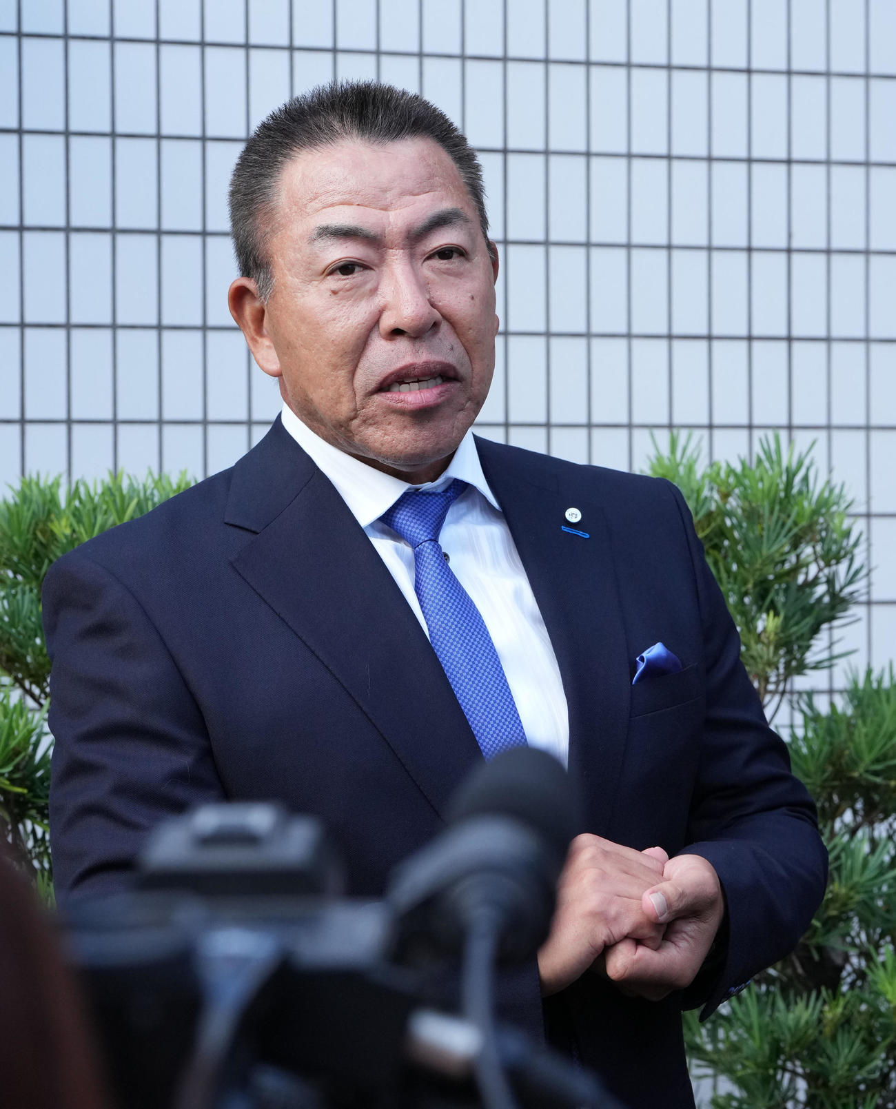 スカウト会議を終え取材に応じる井上監督（撮影・森本幸一）