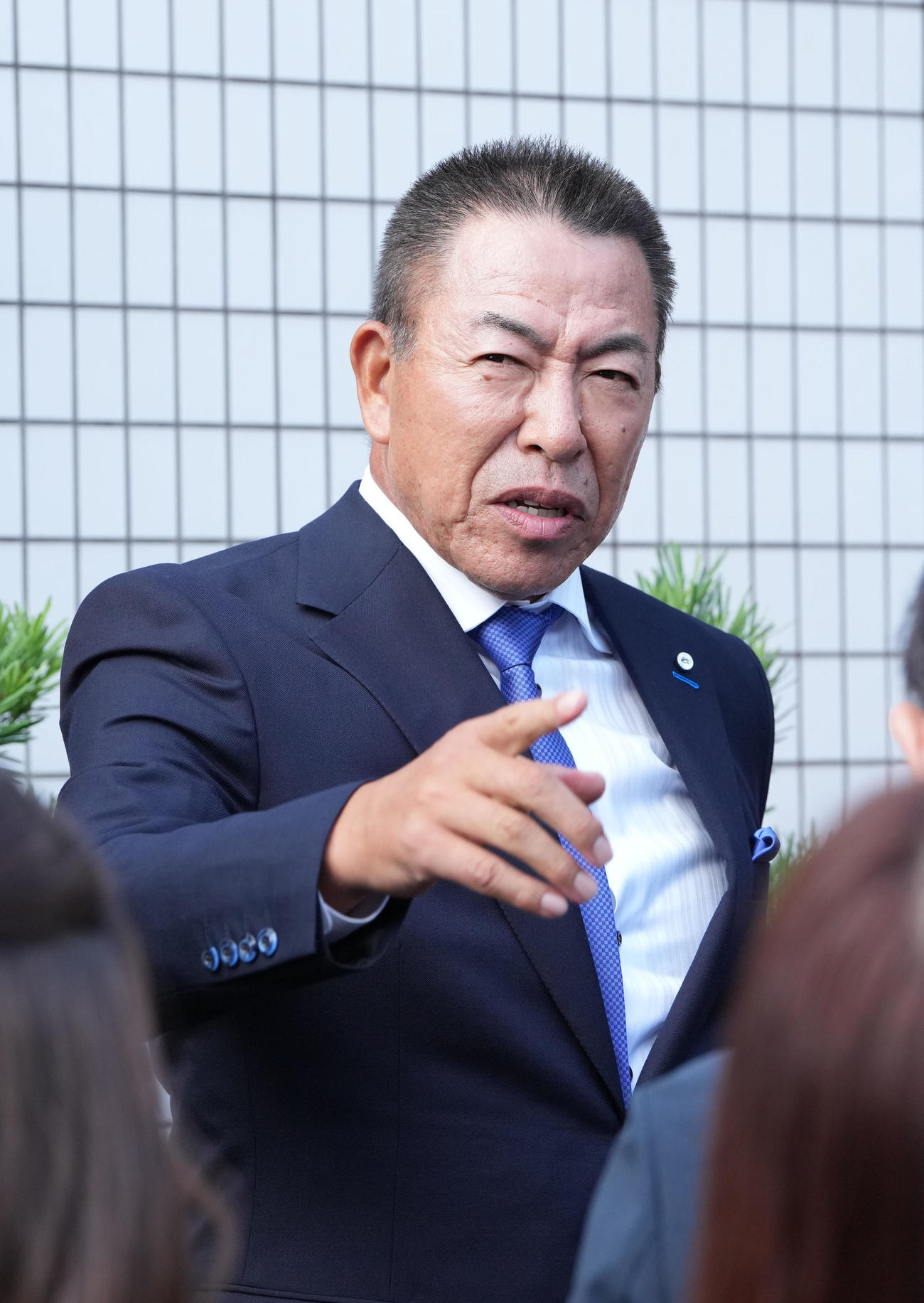 スカウト会議を終え取材に応じる井上監督（撮影・森本幸一）