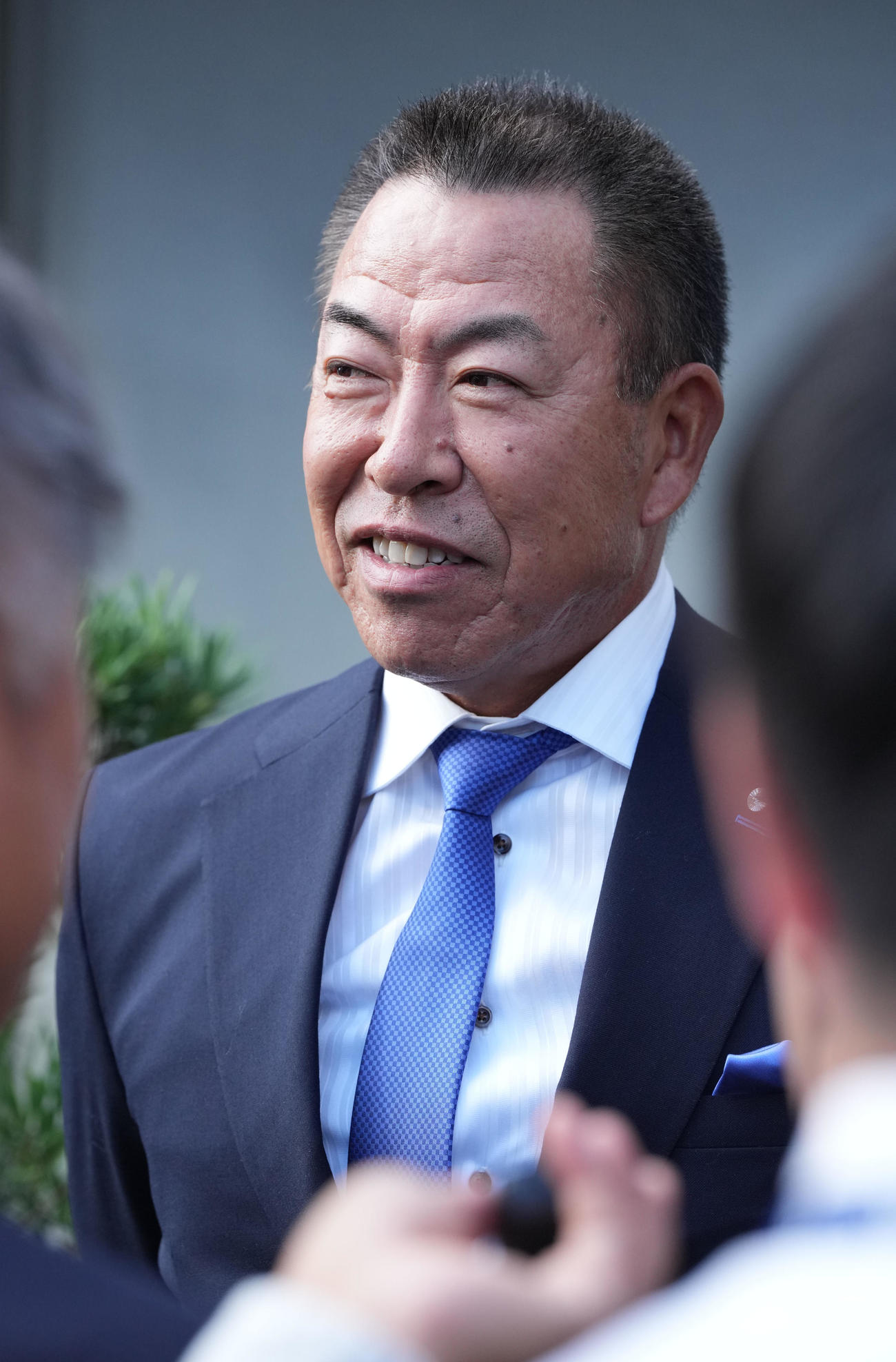 スカウト会議を終え取材に応じる井上監督（撮影・森本幸一）
