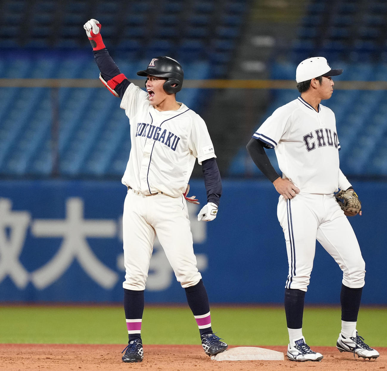 国学院大対中大　9回表国学院大2死一、二塁、中2点適時二塁打を放った宮坂（左）はガッツポーズ（撮影・鈴木みどり）