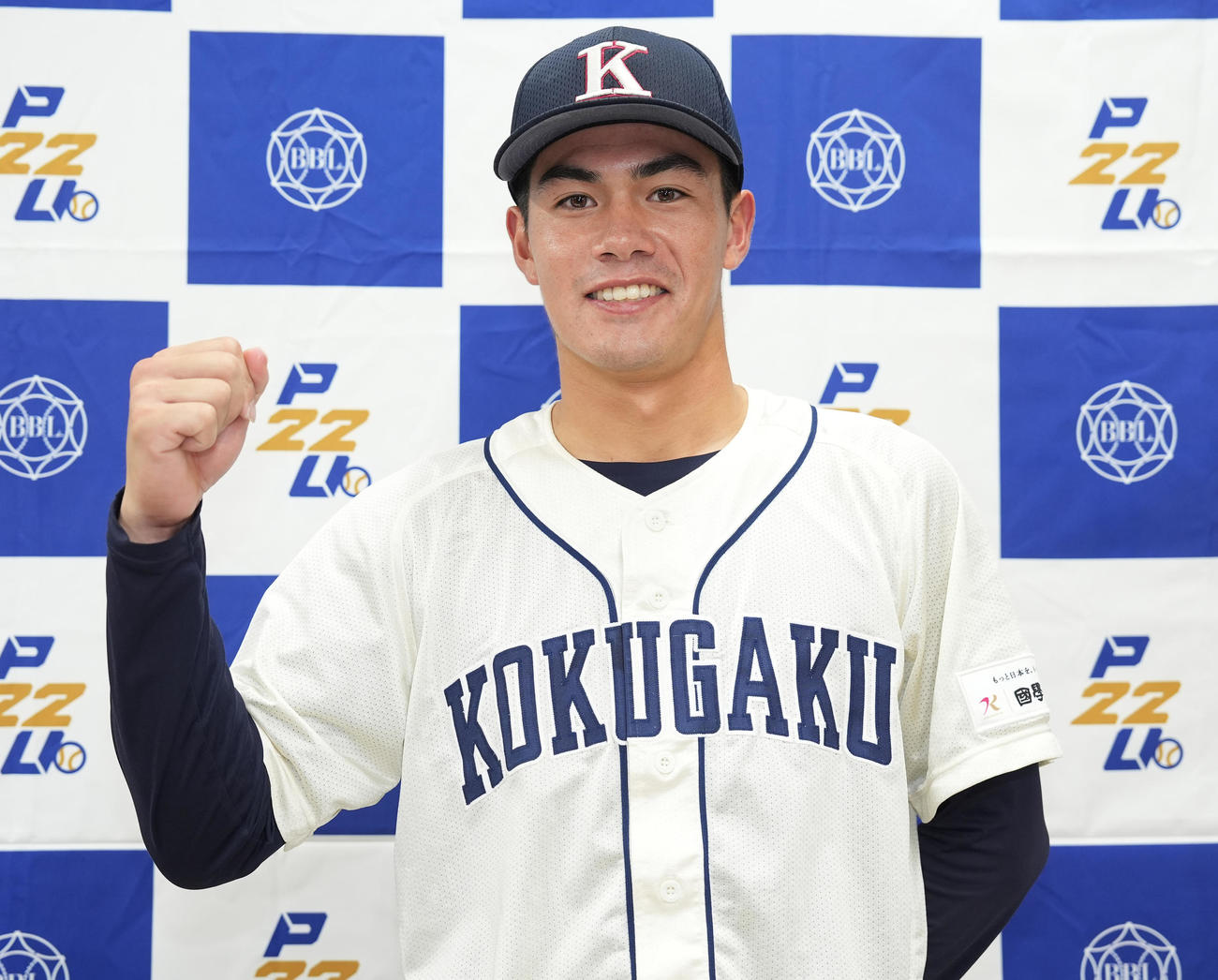 国学院大対中大　試合後、笑顔でガッツポーズする国学院大・宮坂（撮影・鈴木みどり）
