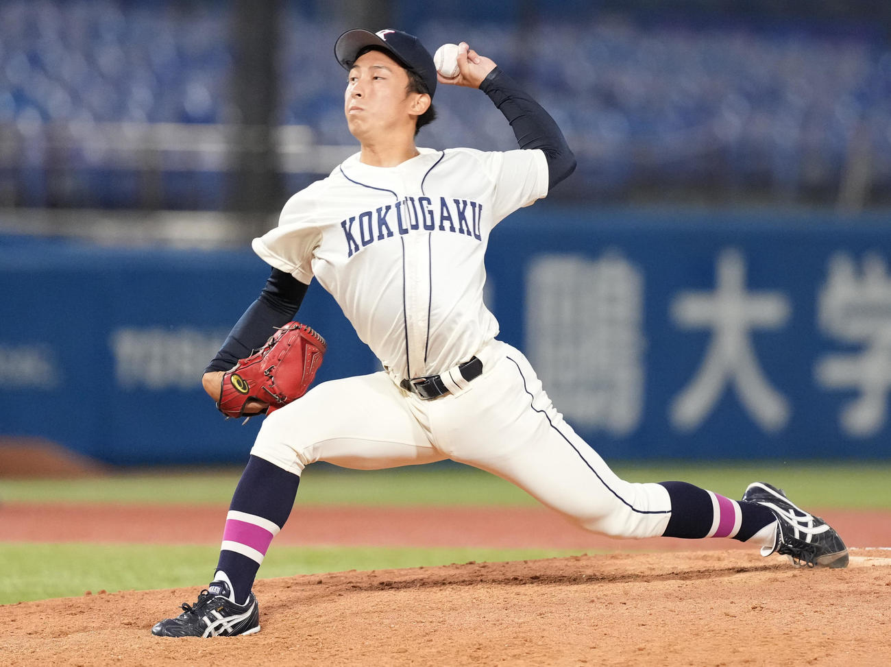 国学院大対中大　8回裏から3番手で登板した国学院大・飯田（撮影・鈴木みどり）