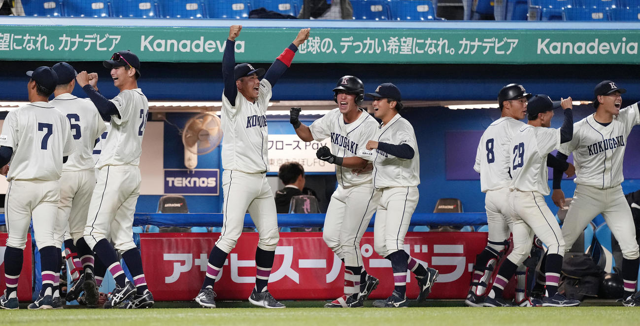 国学院大対中大　9回表国学院大2死一、二塁、宮坂の中2点適時二塁打に盛り上がるベンチ（撮影・鈴木みどり）