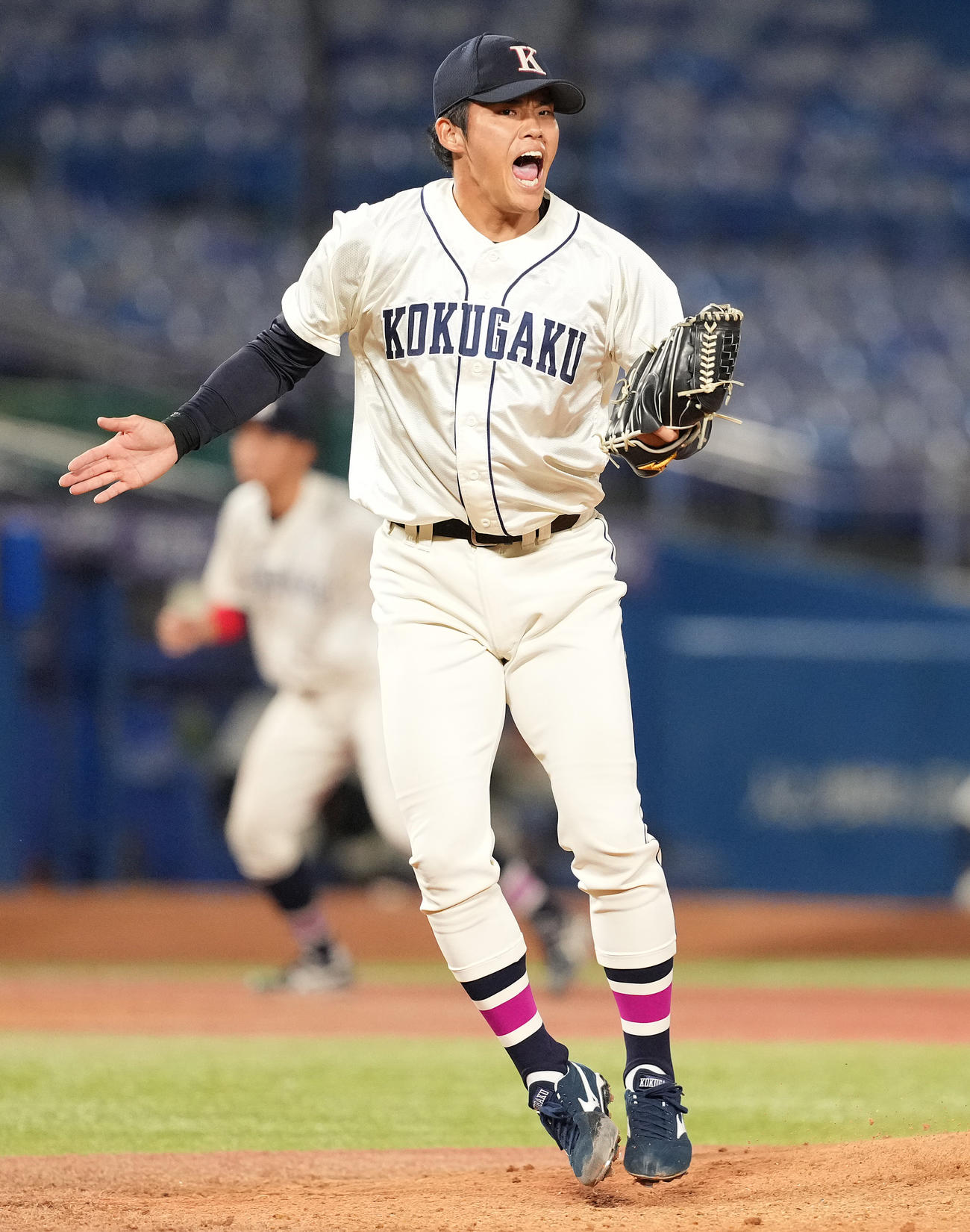 国学院大対中大　9回裏中大2死一、二塁、桜井を空振り三振に仕留め、雄たけびを上げる坂口（撮影・鈴木みどり）