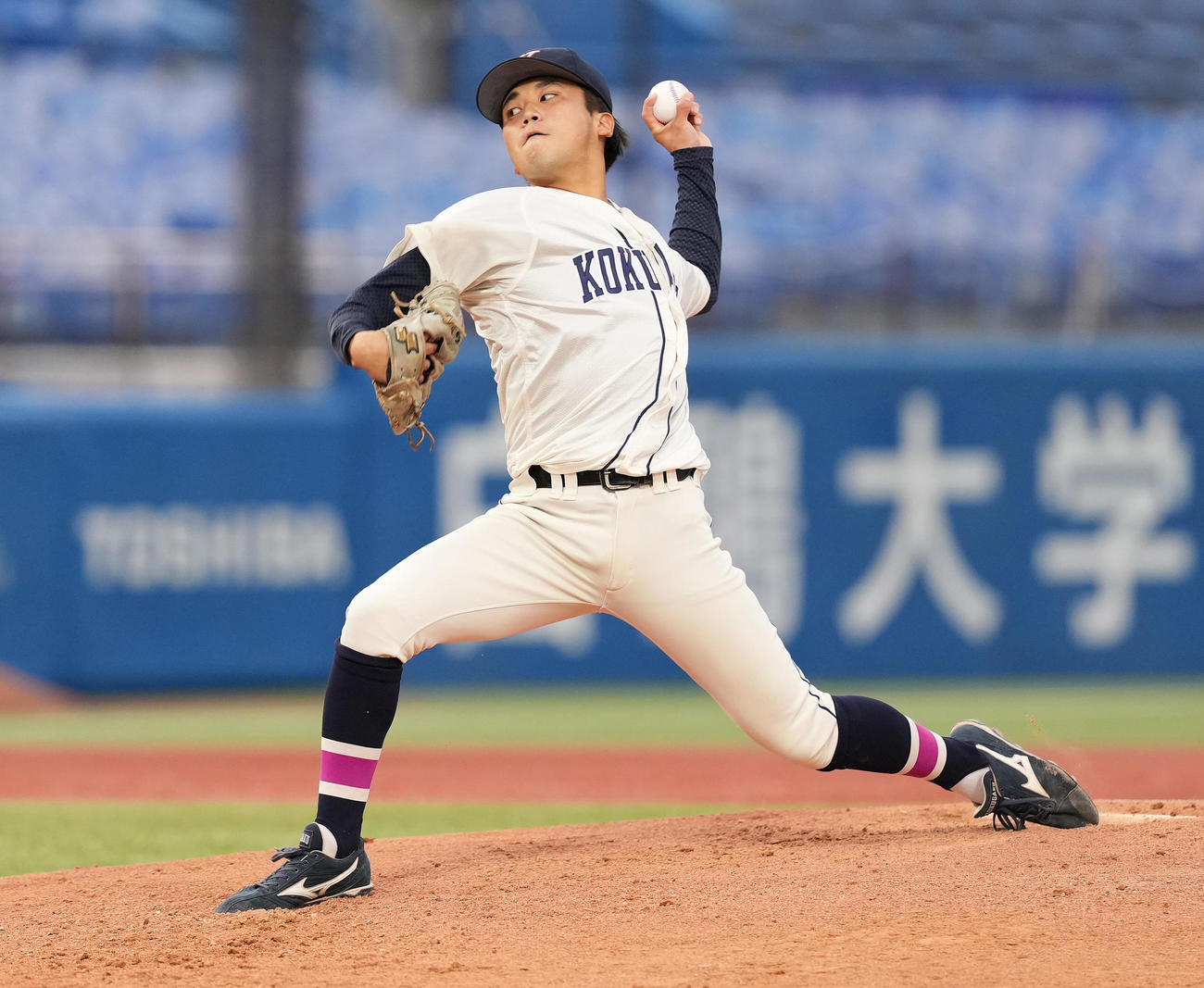 国学院大対中大　先発し力投する国学院大・新名（撮影・鈴木みどり）