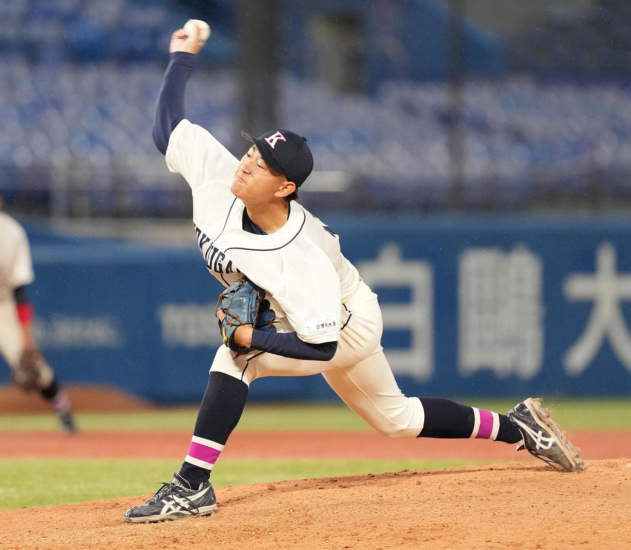 国学院大対中大　6回裏から2番手で登板した国学院大・榊原（撮影・鈴木みどり）