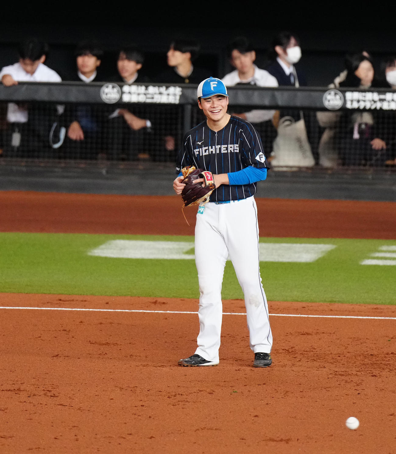 練習中、笑顔を見せる日本ハム清宮（撮影・江口和貴）