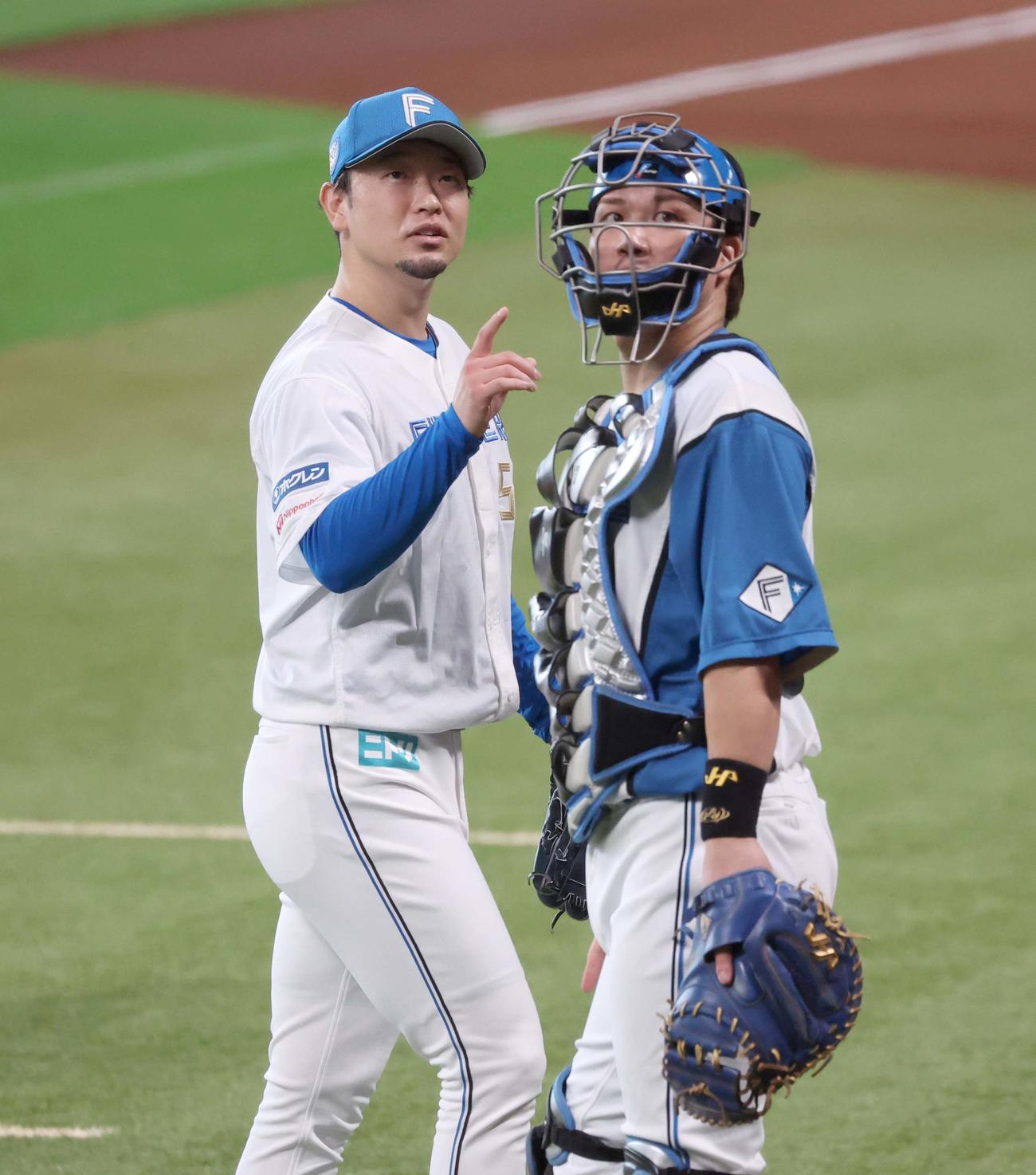 シート打撃で登板し伏見（右）と話す日本ハム池田（撮影・黒川智章）