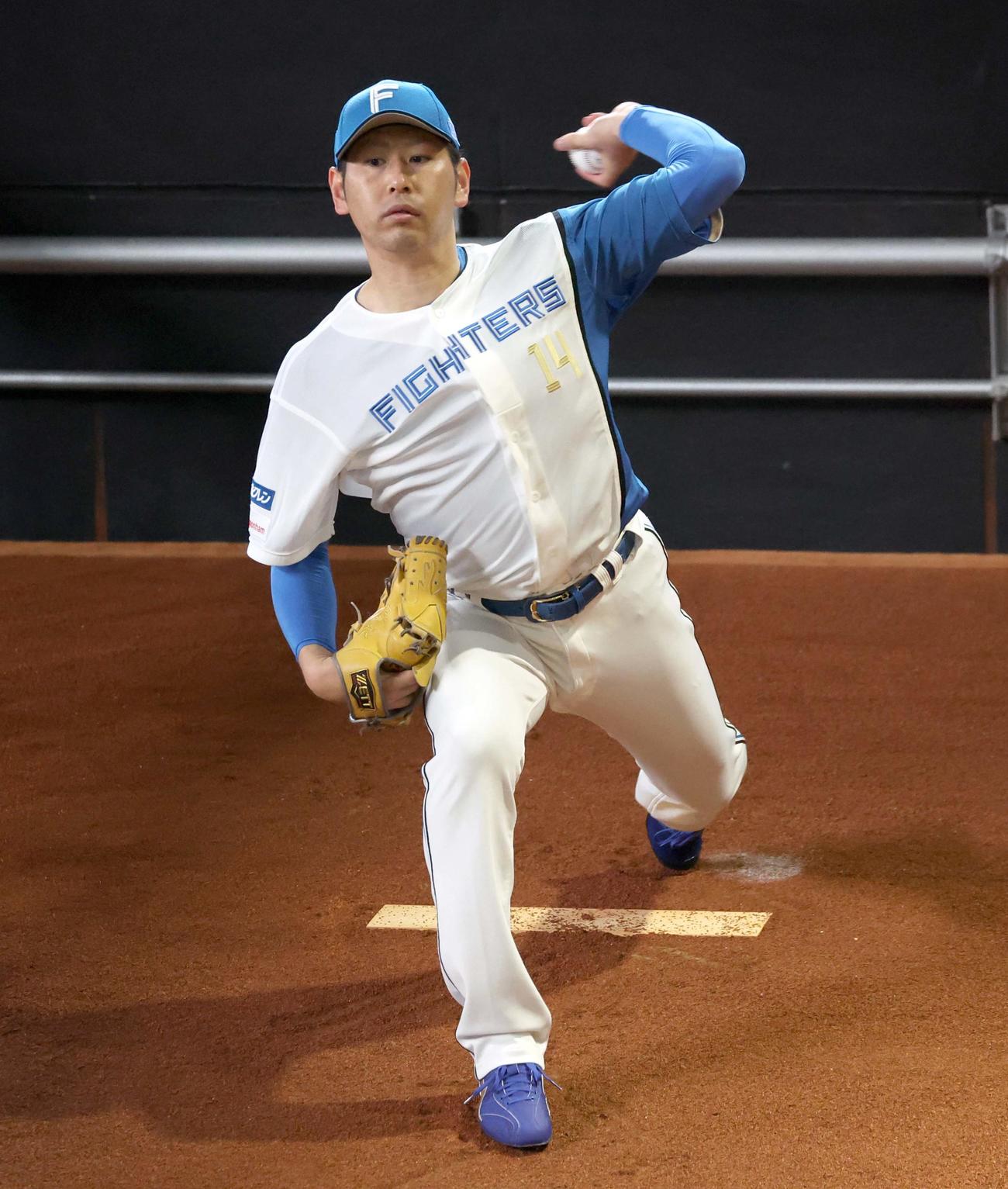 ブルペンで投球する日本ハム加藤貴（撮影・黒川智章）
