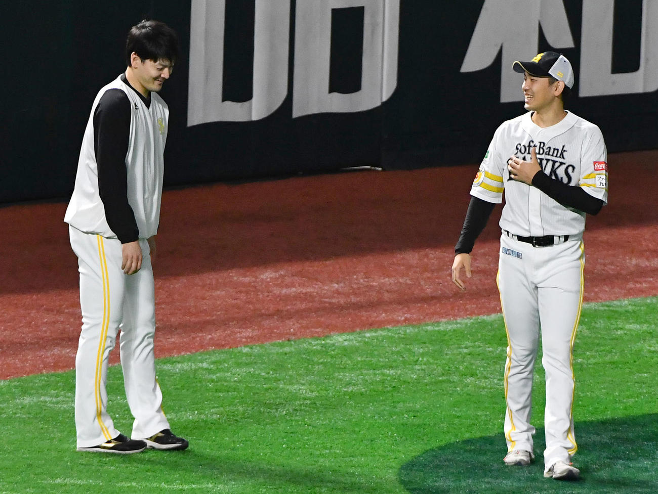有原（左）と談笑する石川（撮影・岩下翔太）
