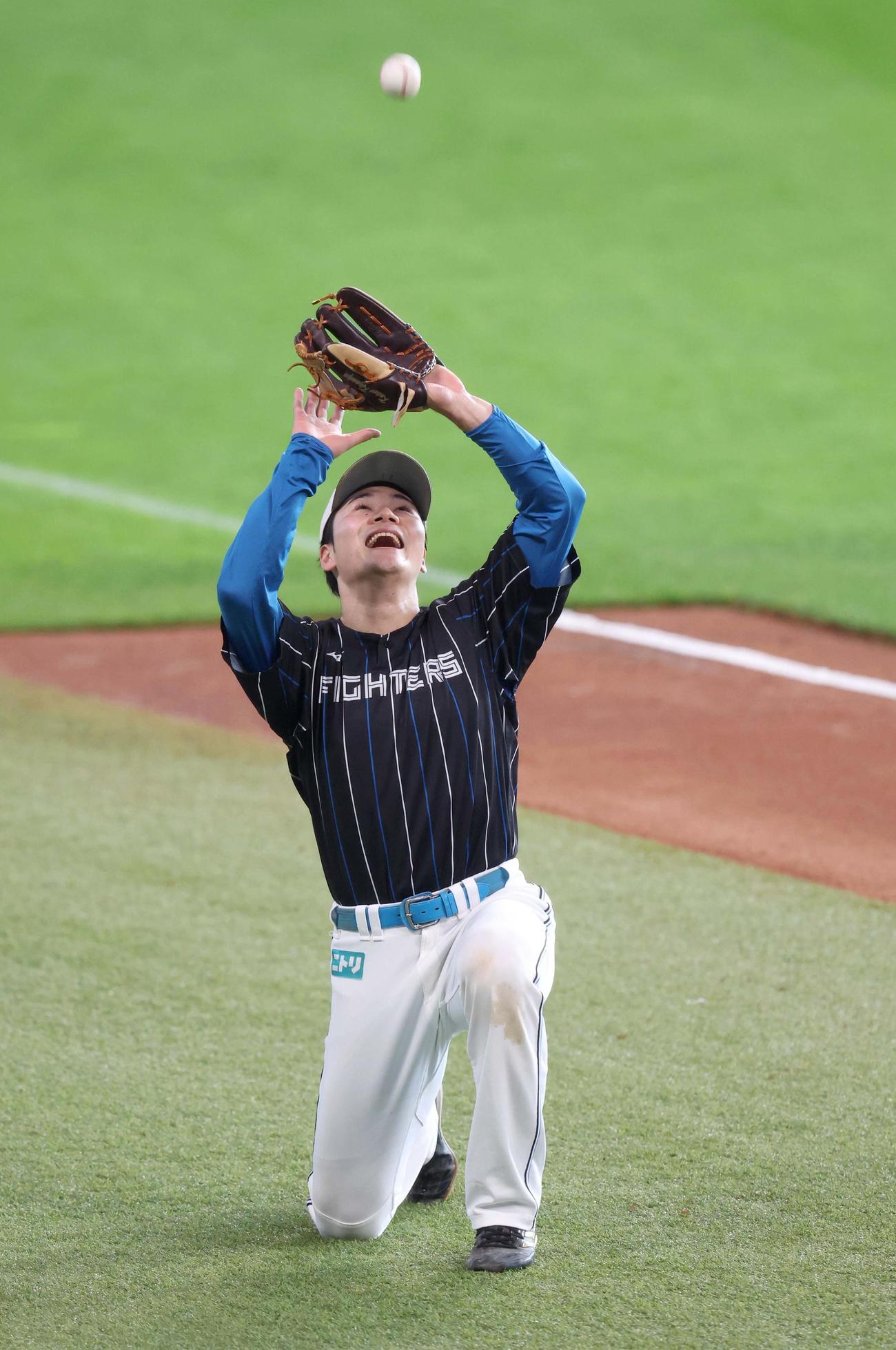 ノックを受ける日本ハム清宮（撮影・黒川智章）