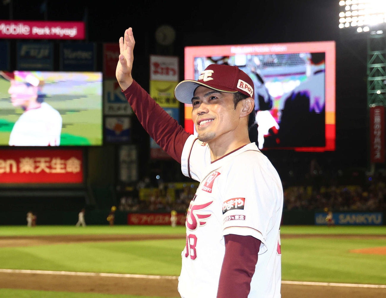 9日、試合後セレモニーでのあいさつを終え、場内一周する楽天今江監督（撮影・河田真司）
