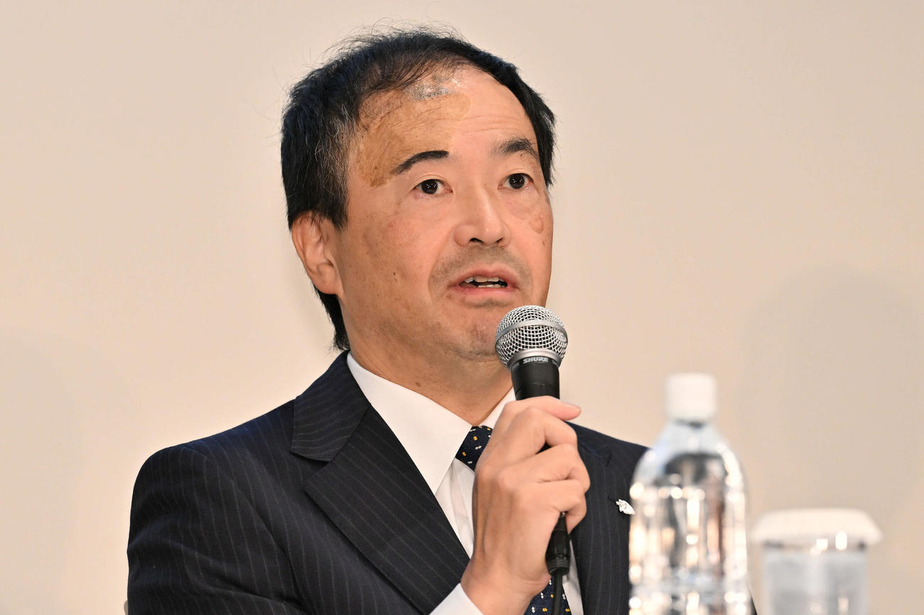 西武西口新監督の就任会見で話す飯田球団本部長（撮影・滝沢徹郎）