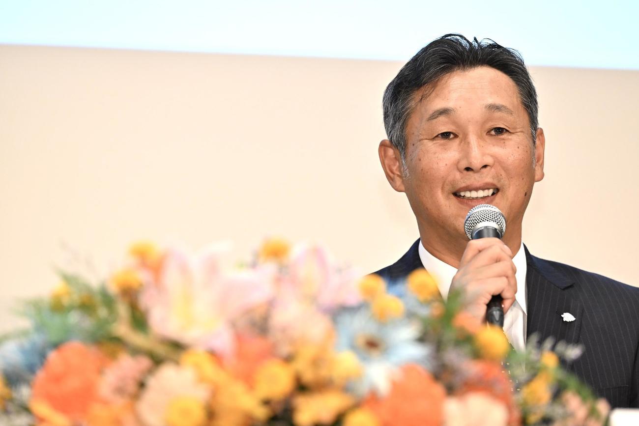 会見する西武西口新監督（撮影・滝沢徹郎）