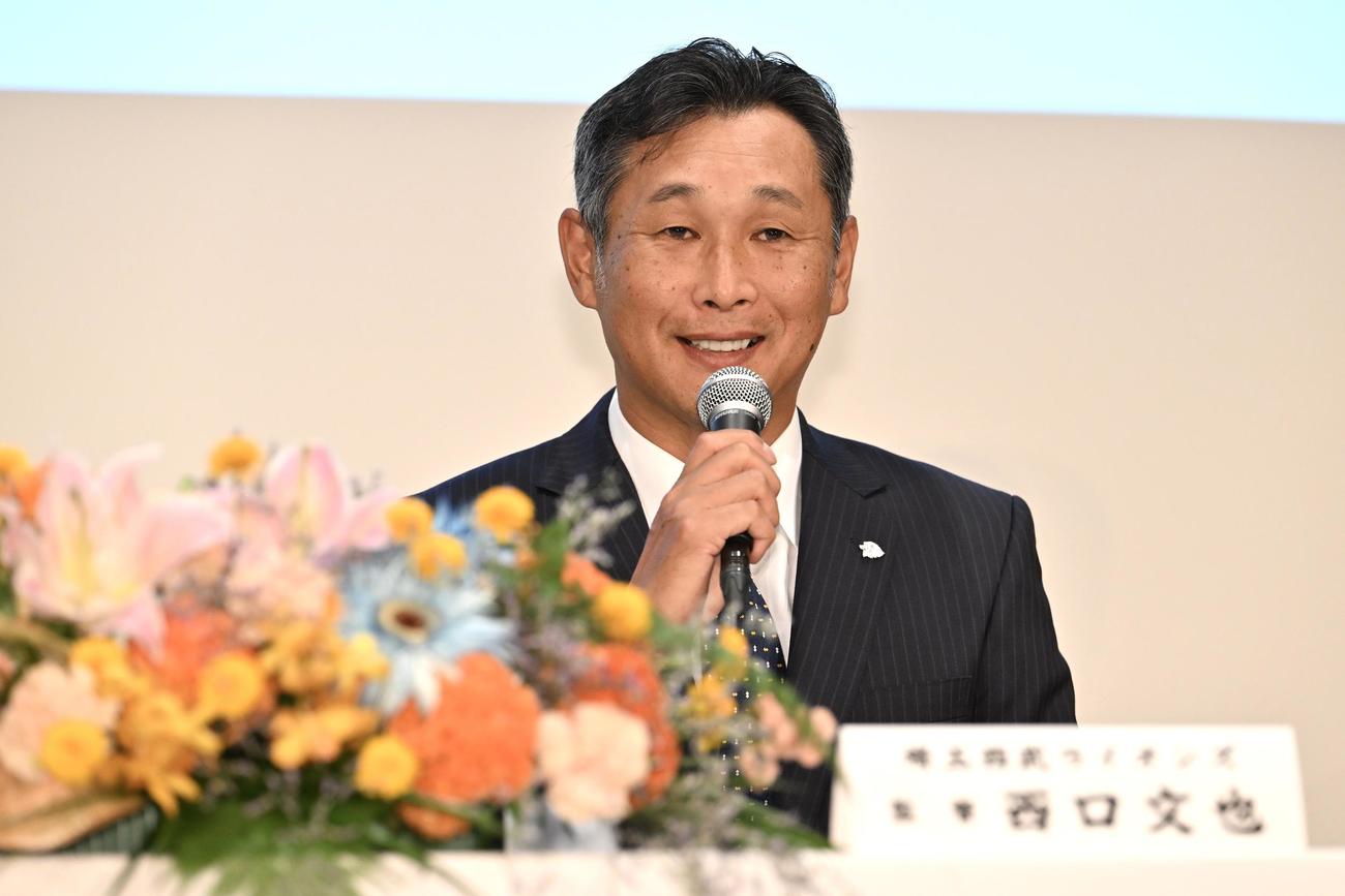 会見する西武西口新監督（撮影・滝沢徹郎）