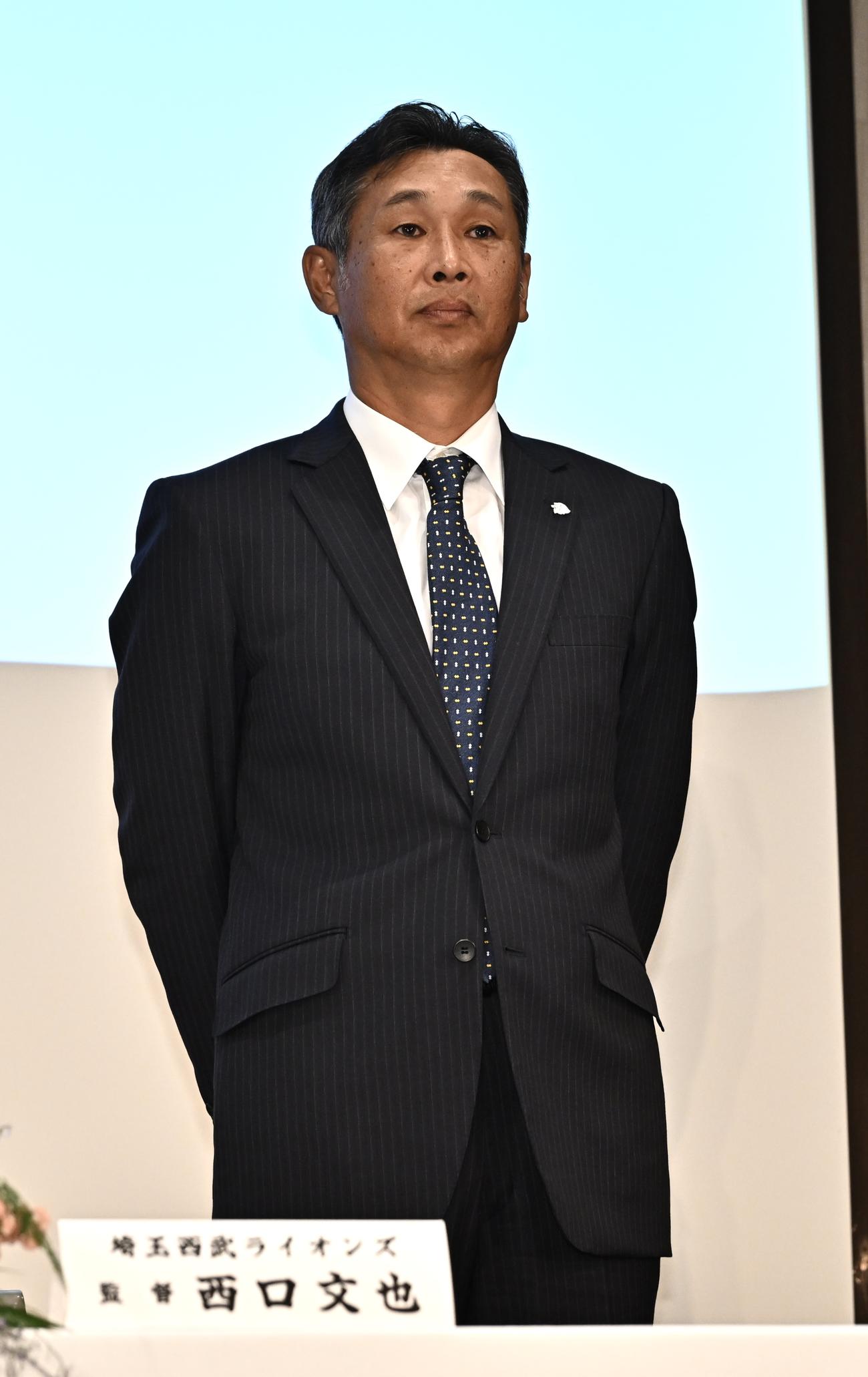 会見に臨む西武西口新監督（撮影・滝沢徹郎）