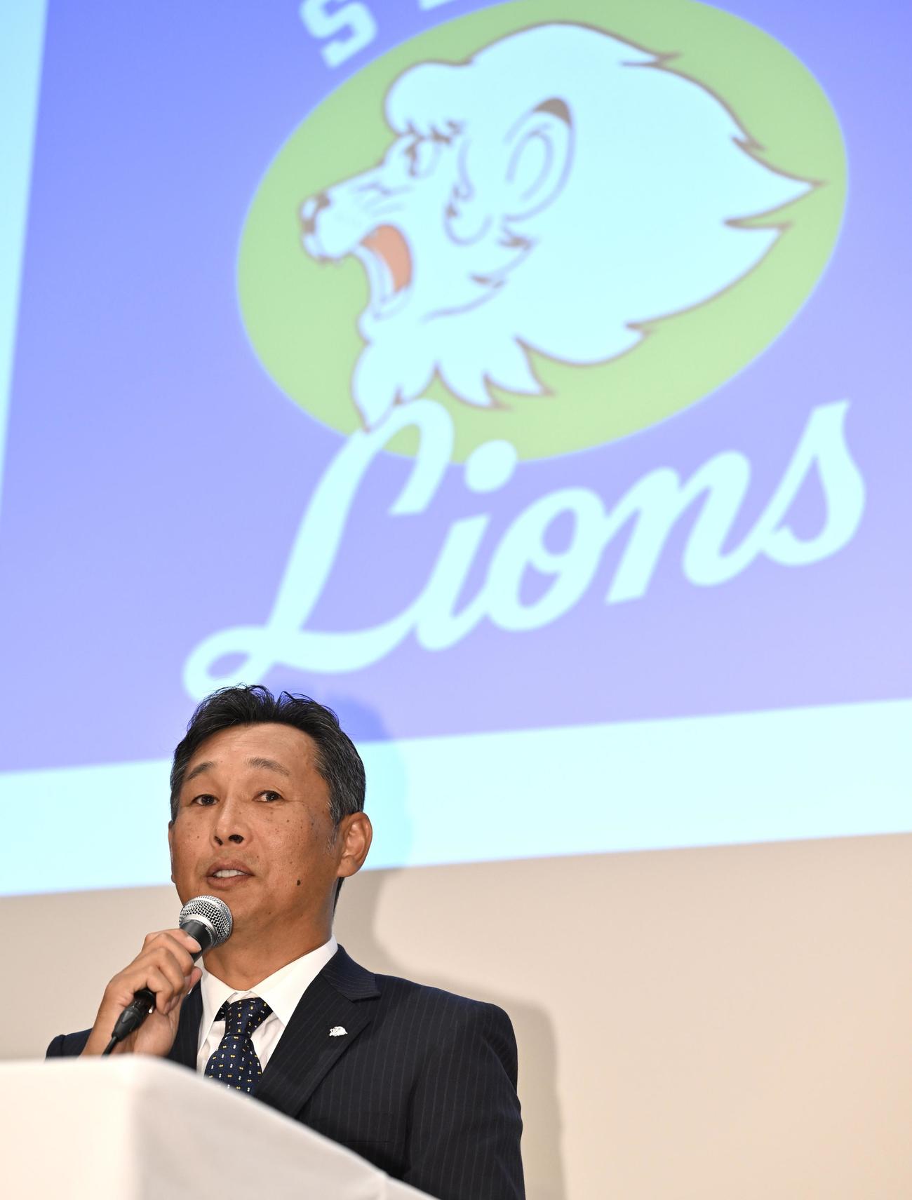 会見する西武西口新監督（撮影・滝沢徹郎）