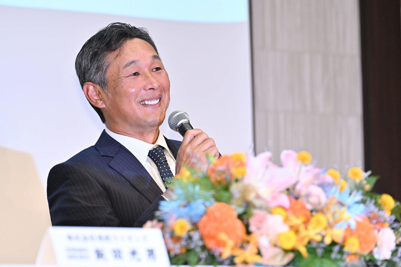 笑顔で就任会見をする西武西口新監督（撮影・滝沢徹郎）
