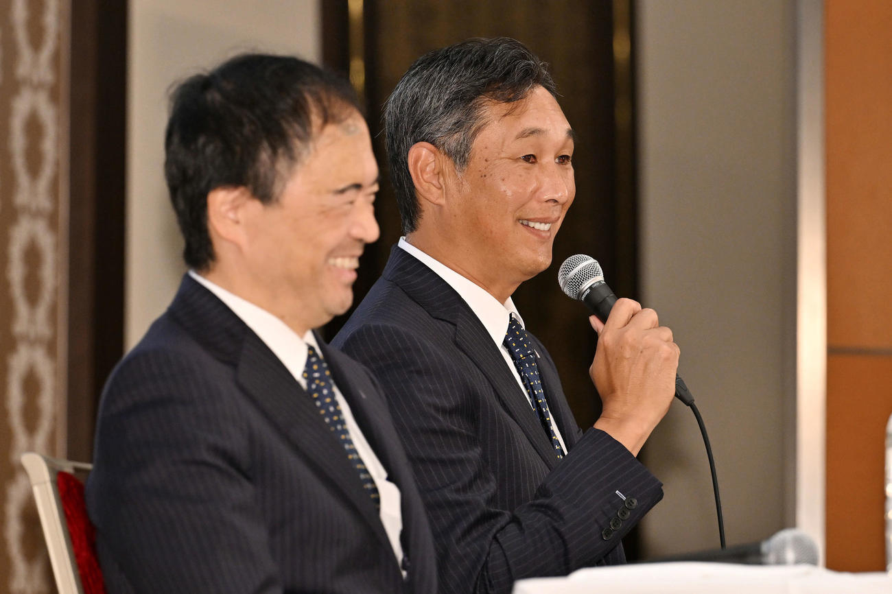 笑顔で就任会見をする西武西口新監督。手前は飯田球団本部長（撮影・滝沢徹郎）