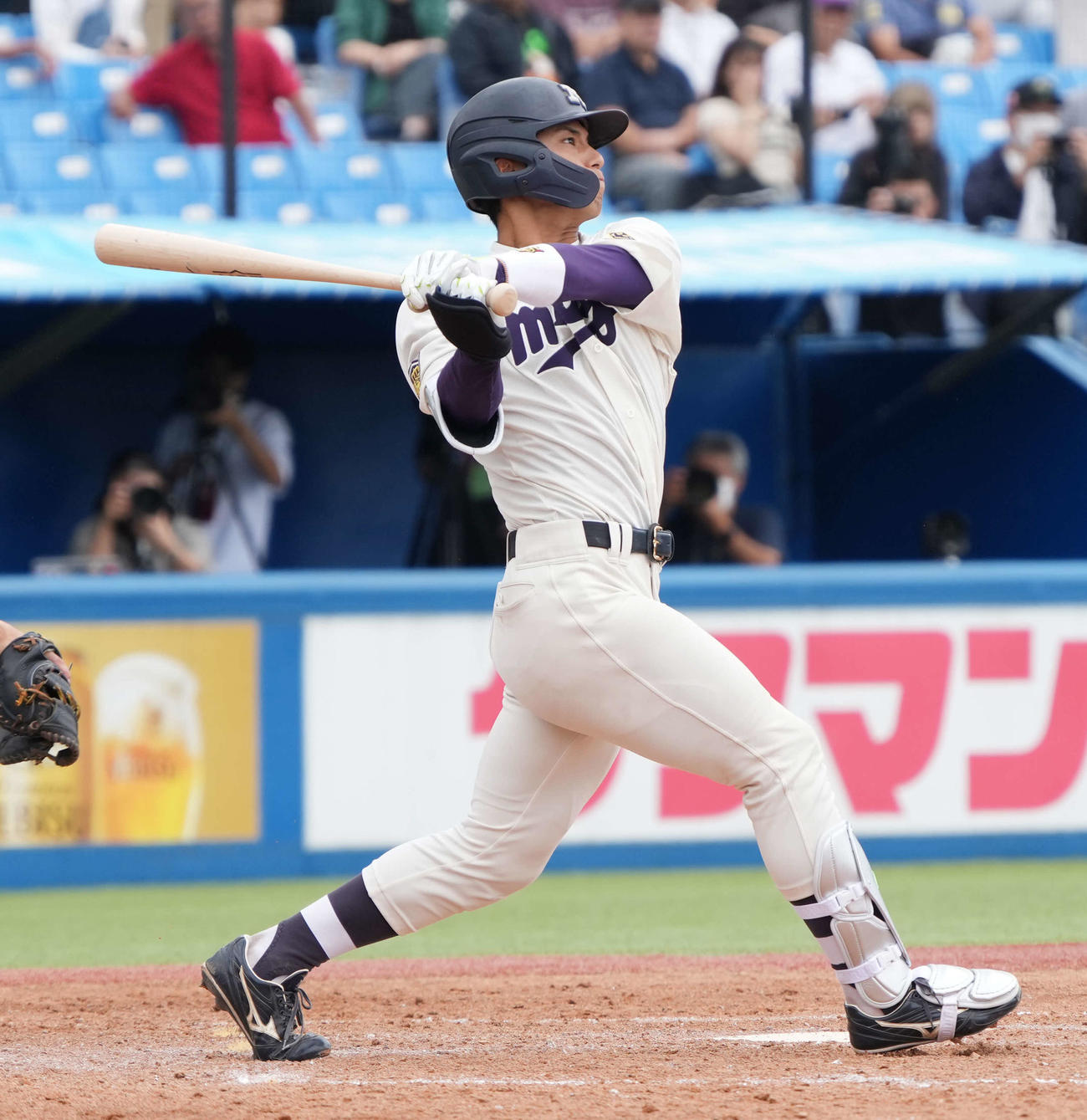 24年9月29日、慶大対明大　5回裏明大2死一、三塁、宗山は右越えに3点本塁打を放つ