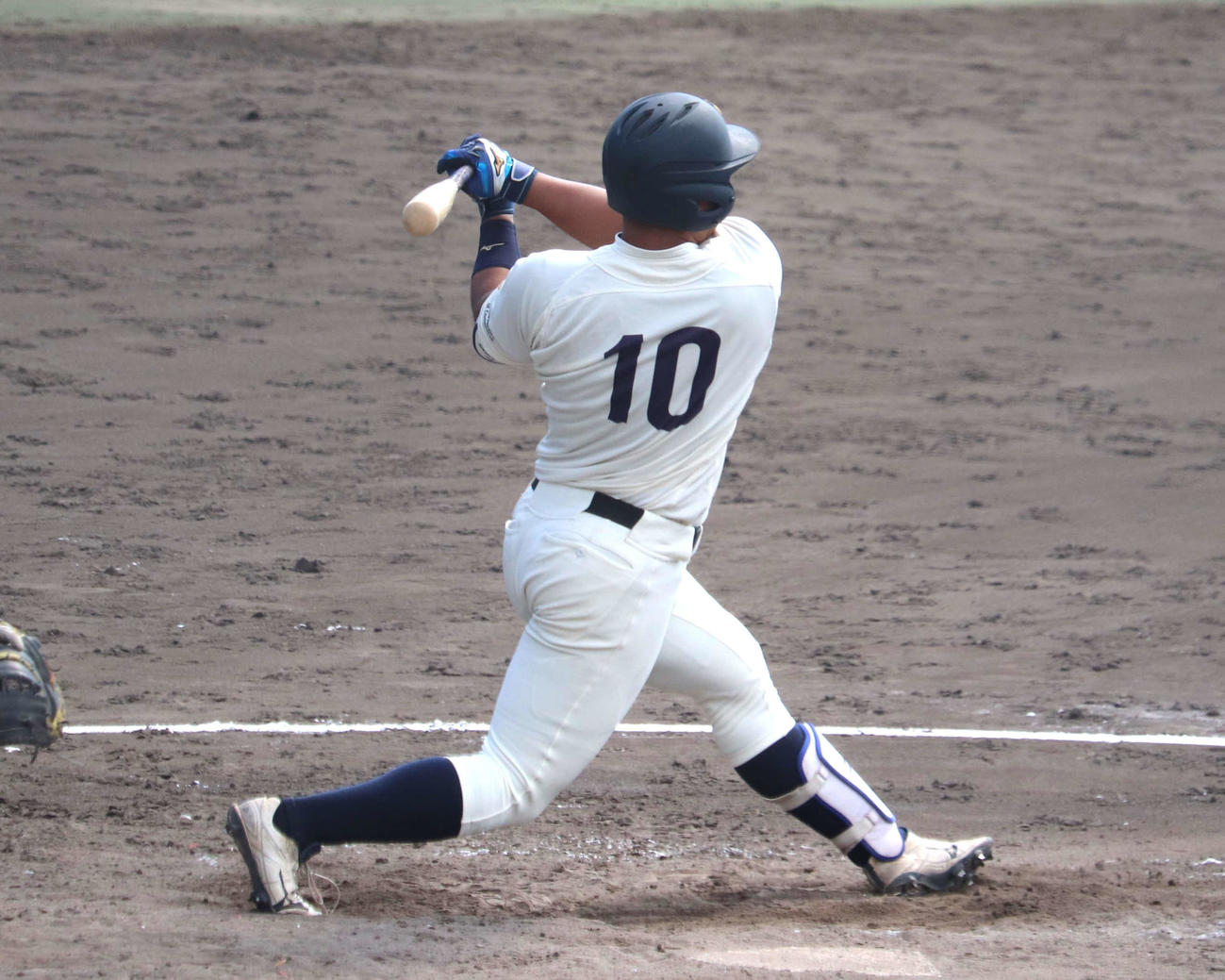 大経大との1回戦　2番手で登板した、大経大・林とのプロ注目対決で3回2死一、二に追加点の適時打を放った、大商大の渡部
