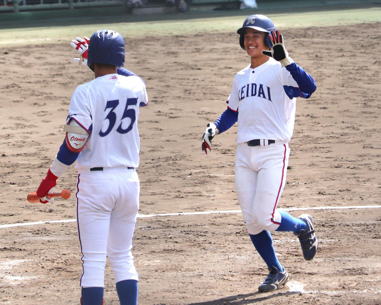 大商大との1回戦　3回無死一、二塁で大経大の柴崎の右前適時打で二塁走者の下山が笑顔で本塁に生還した