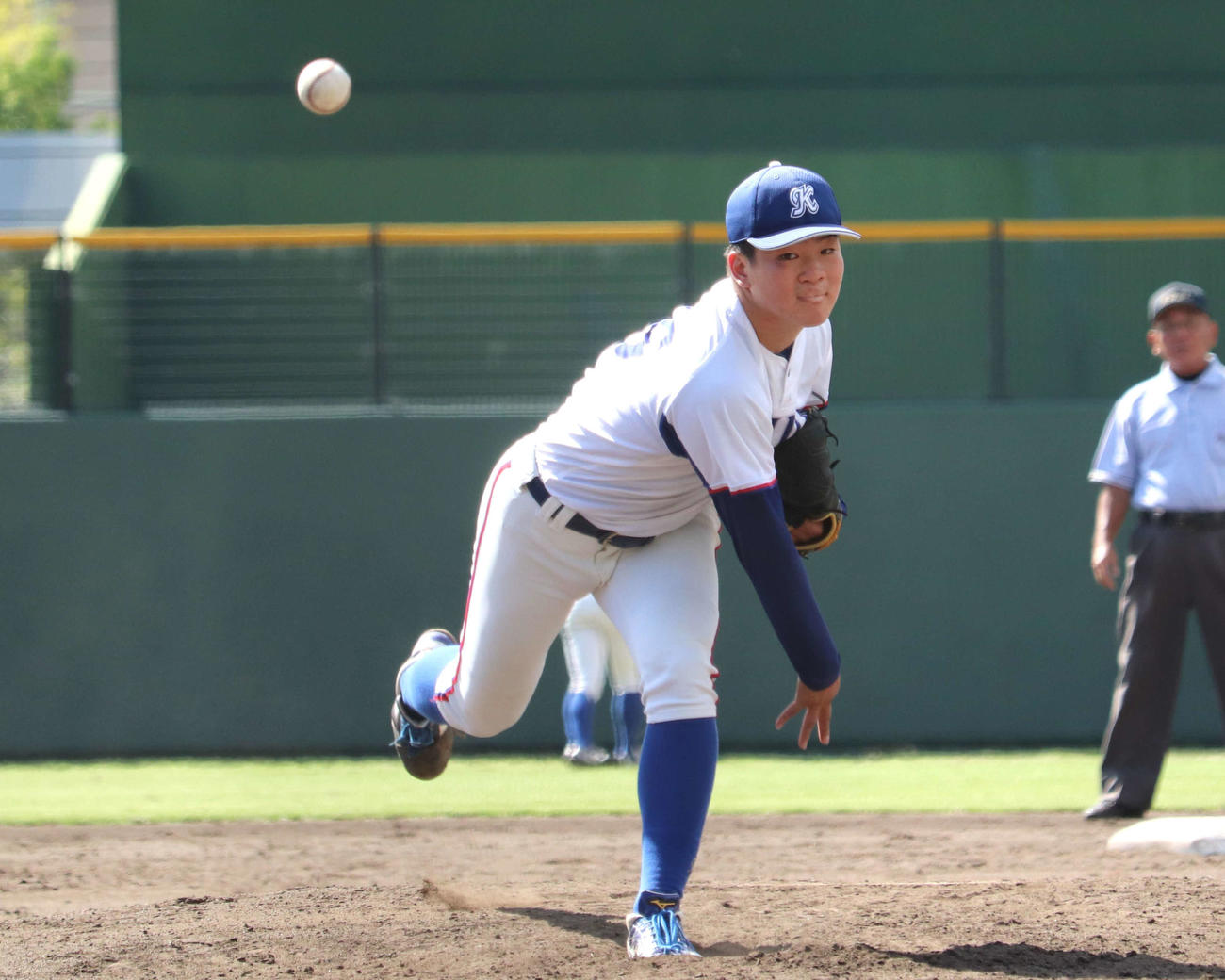 大商大との1回戦　3回から2番手で登板した、大経大・林