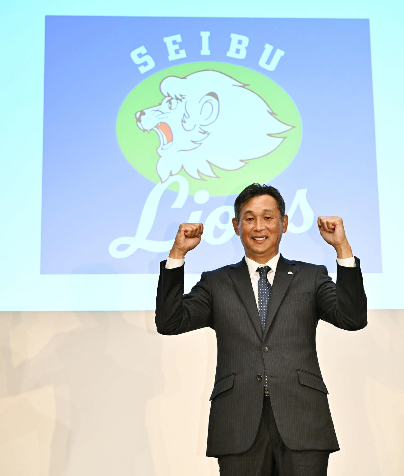 就任会見で記念撮影する西武西口新監督（撮影・滝沢徹郎）