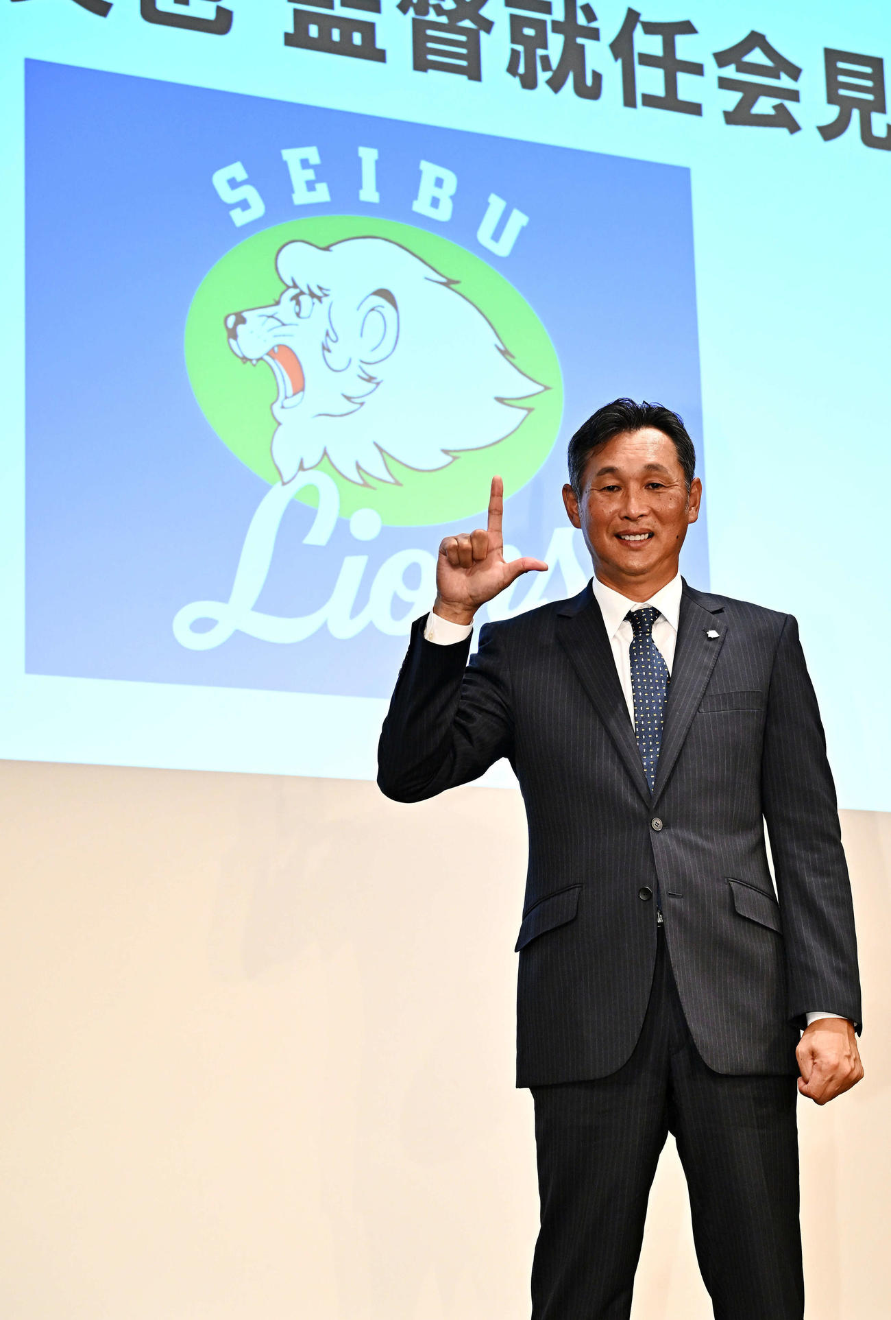 就任会見で記念撮影する西武西口新監督（撮影・滝沢徹郎）