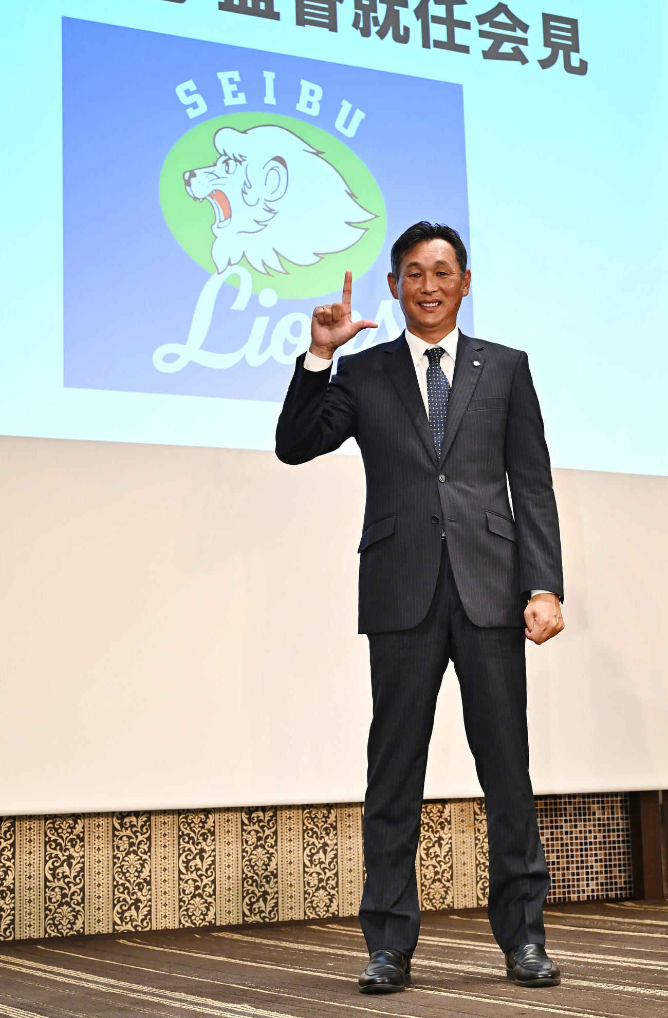 就任会見で記念撮影する西武西口新監督（撮影・滝沢徹郎）
