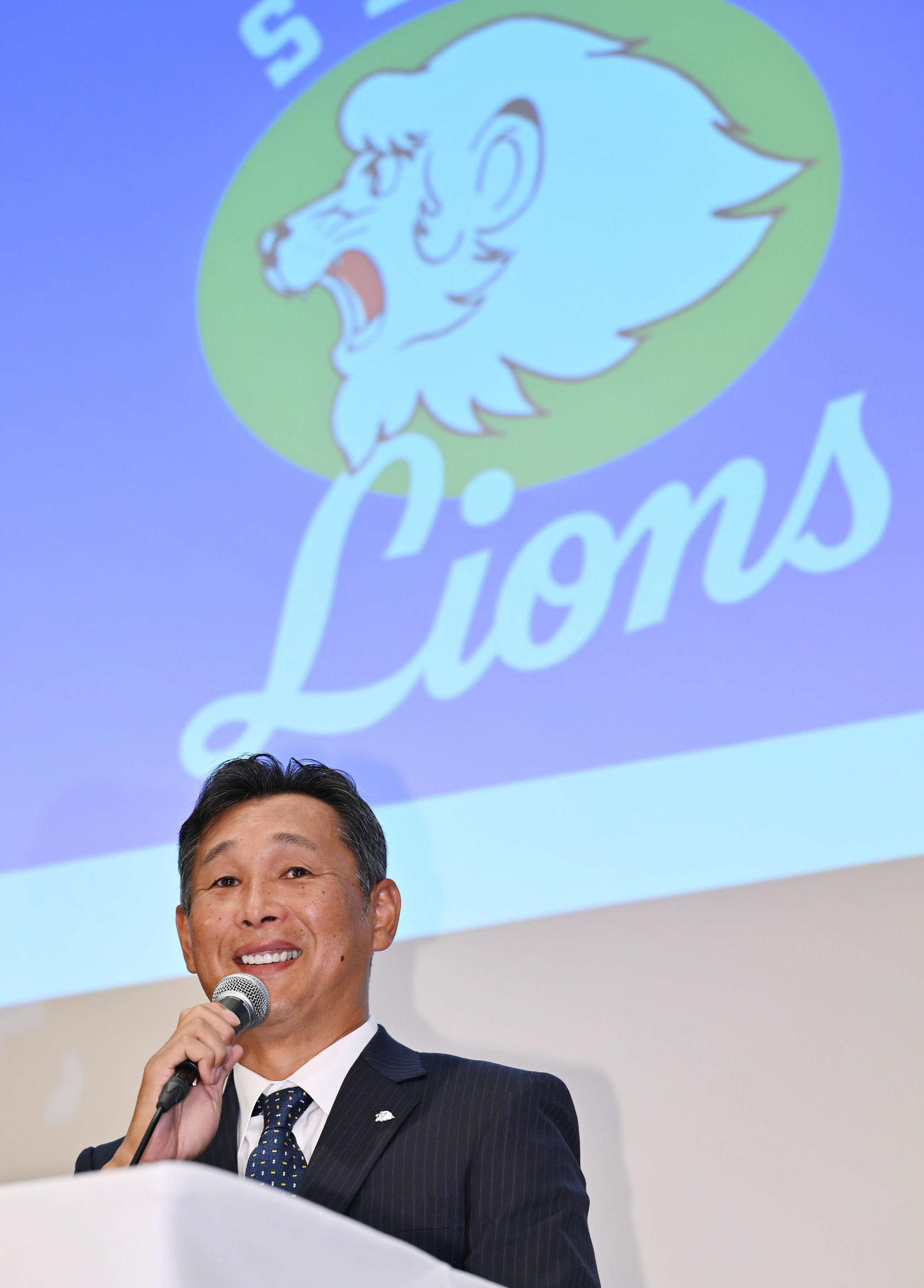就任会見する西武西口新監督（撮影・滝沢徹郎）