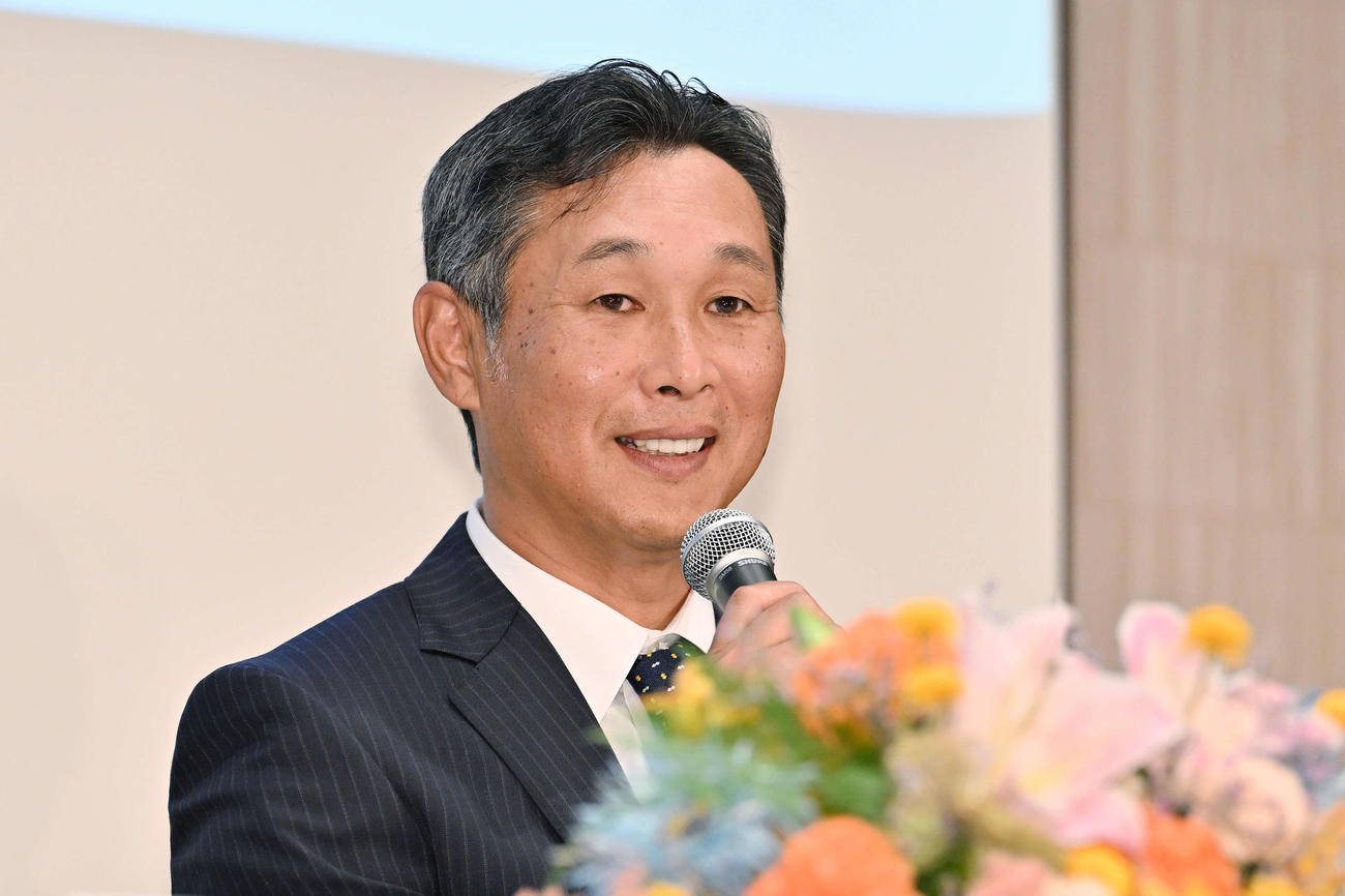 就任会見をする西武西口新監督（撮影・滝沢徹郎）