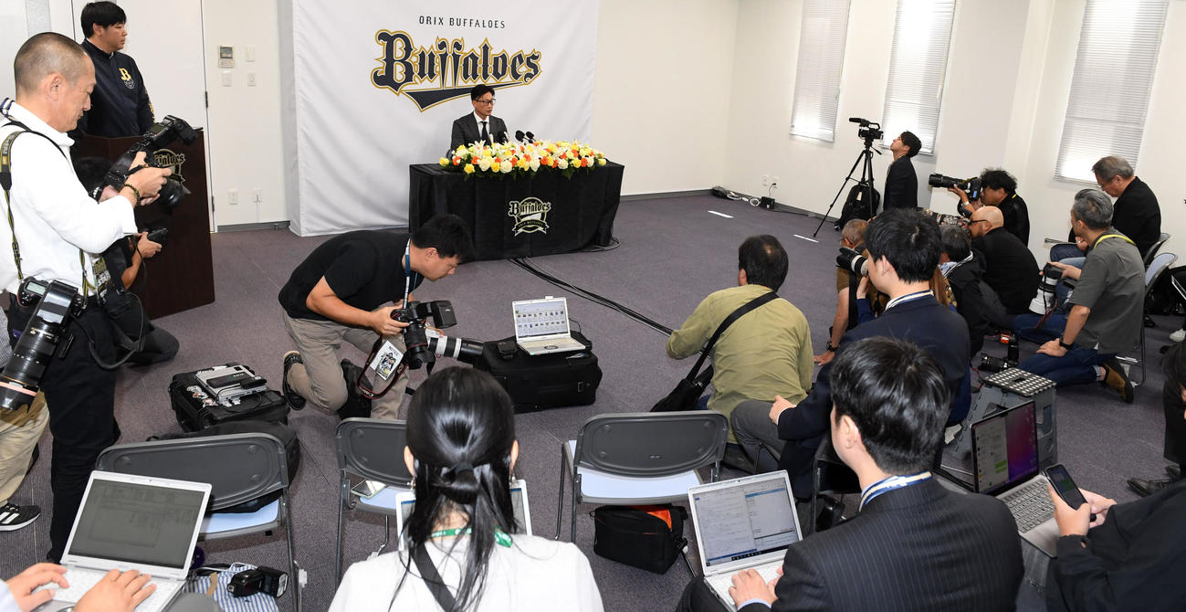 就任会見を行ったオリックス岸田監督（撮影・前岡正明）