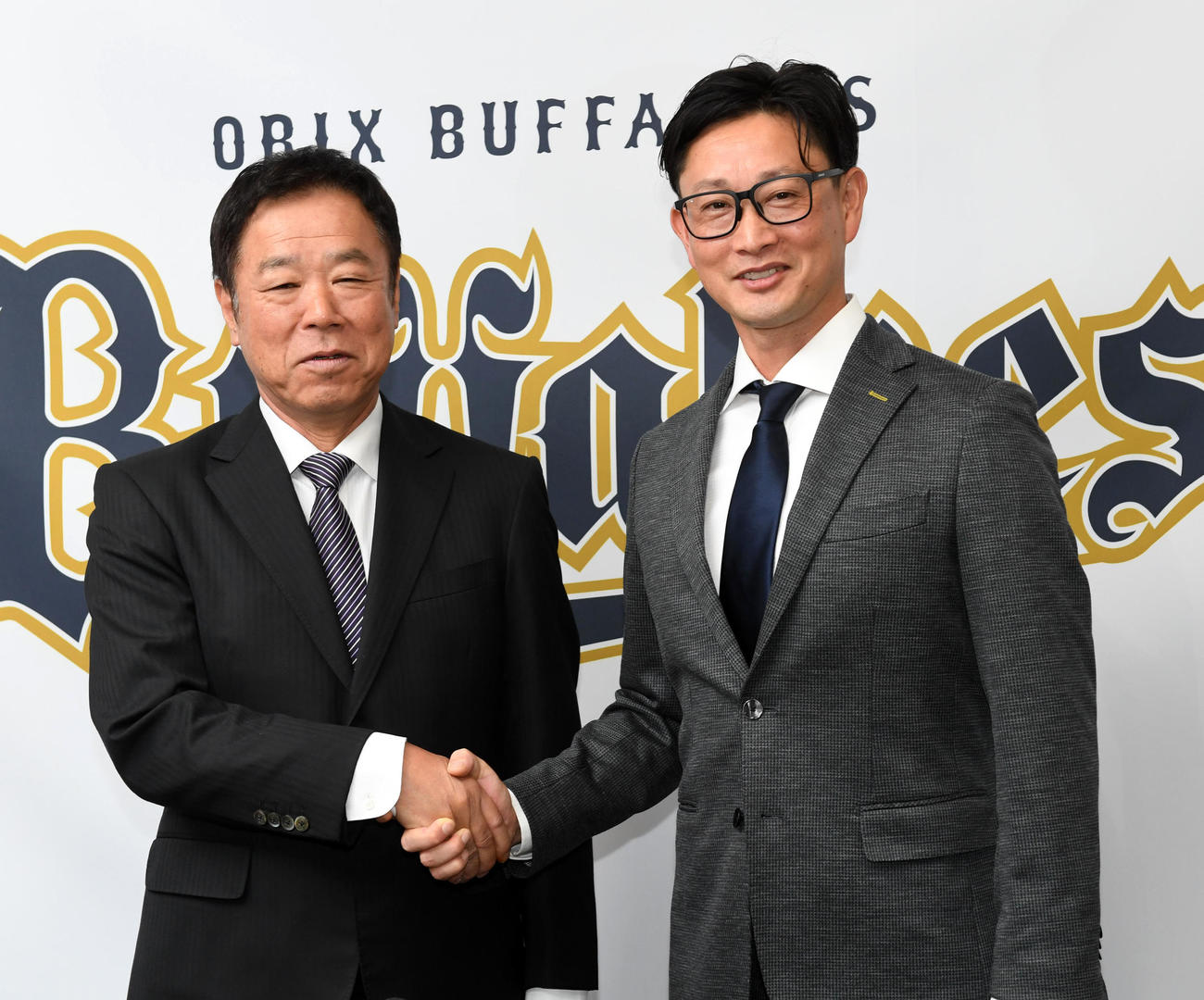 就任会見を行ったオリックス岸田監督（右）は福良GMと笑顔で握手（撮影・前岡正明）