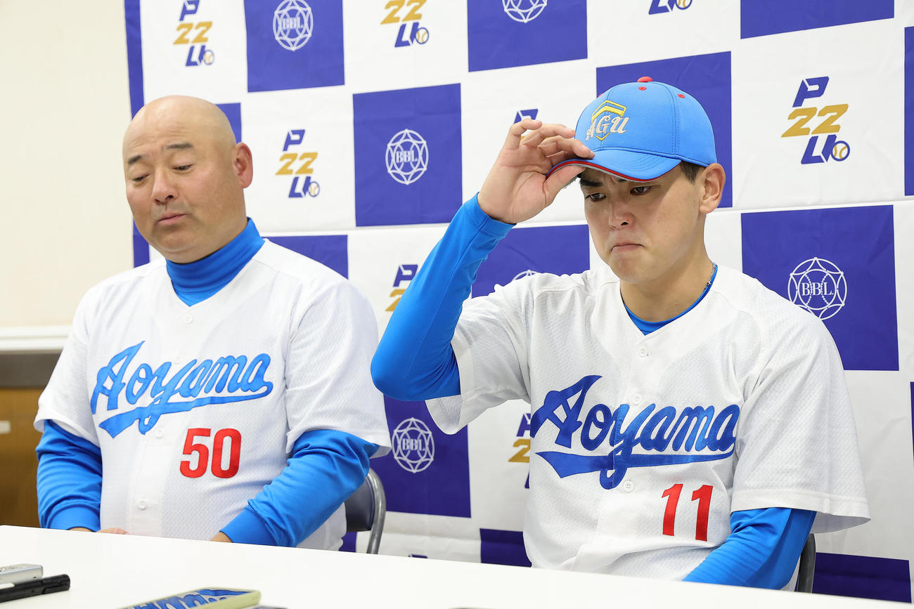 青学大対亜大　9回途中3失点の青学大・中西（右）は試合後の会見で悔しそうな表情を見せる。左は安藤監督（撮影・足立雅史）