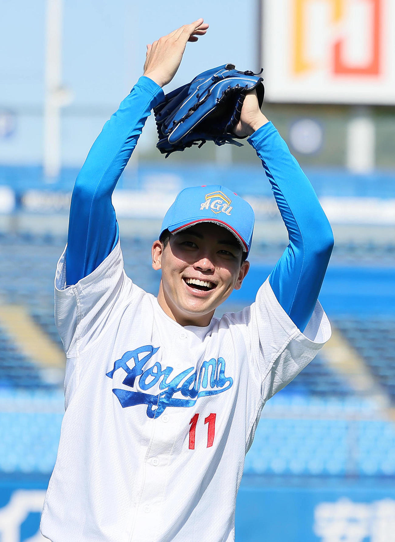 青学大対亜大　9回表青学大2死一、二塁、初谷の適時二塁打に笑顔を見せる中西（撮影・足立雅史）
