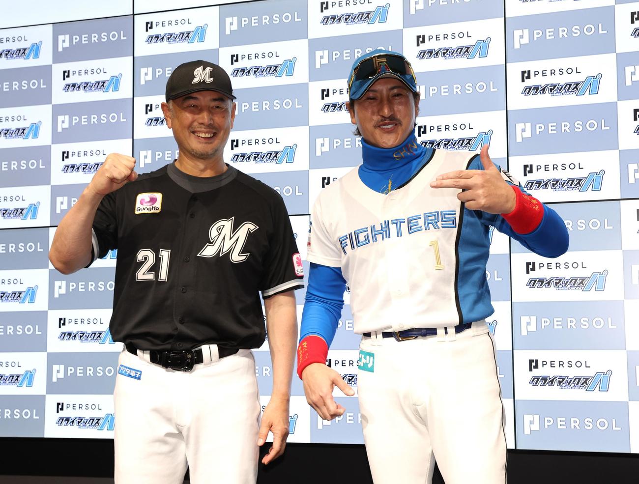 クライマックスシーリーズに向け会見で意気込むロッテ吉井監督（左）と日本ハム新庄監督（撮影・黒川智章）