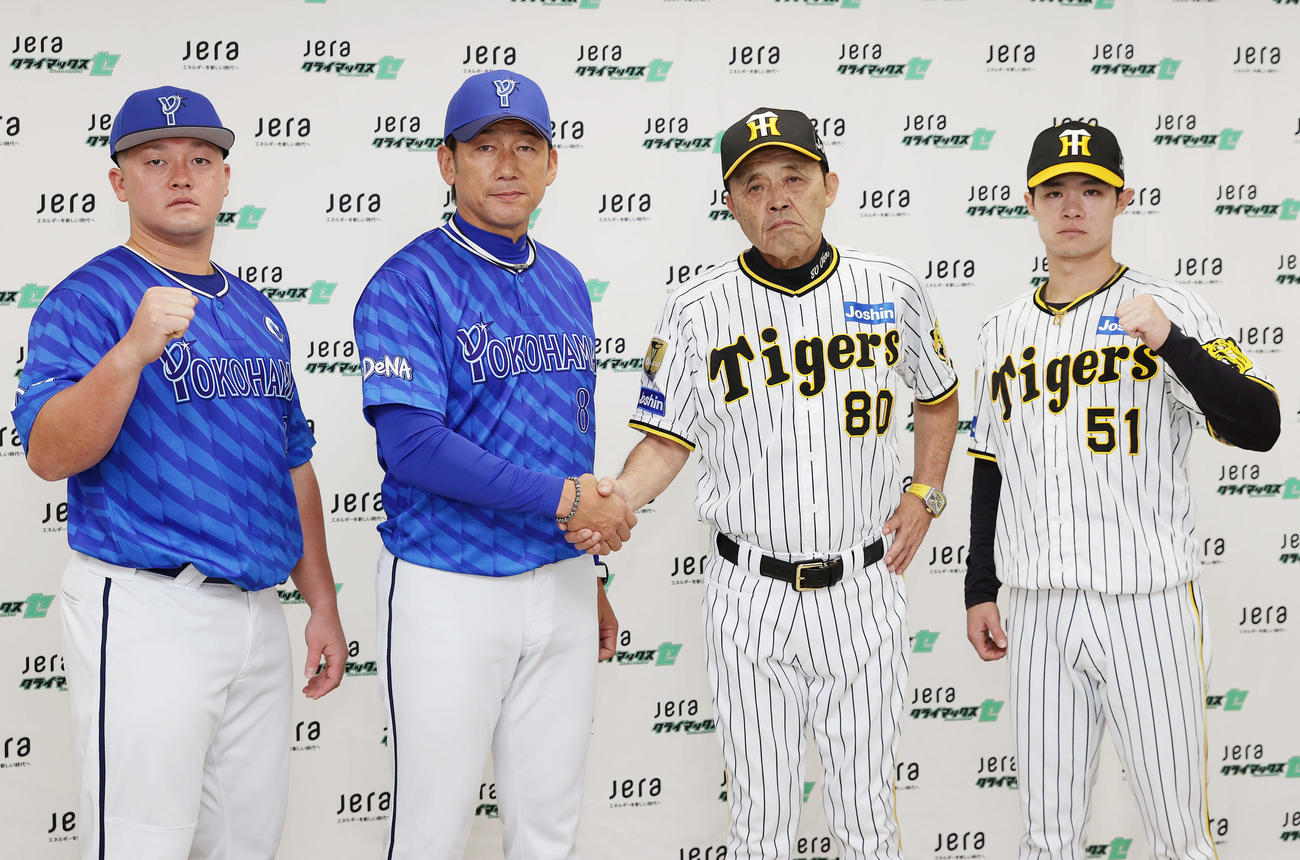 セ・リーグCSファーストSの前日会見を終え写真に納まる、左からDeNA牧、三浦監督、阪神岡田監督、中野（撮影・前田充）