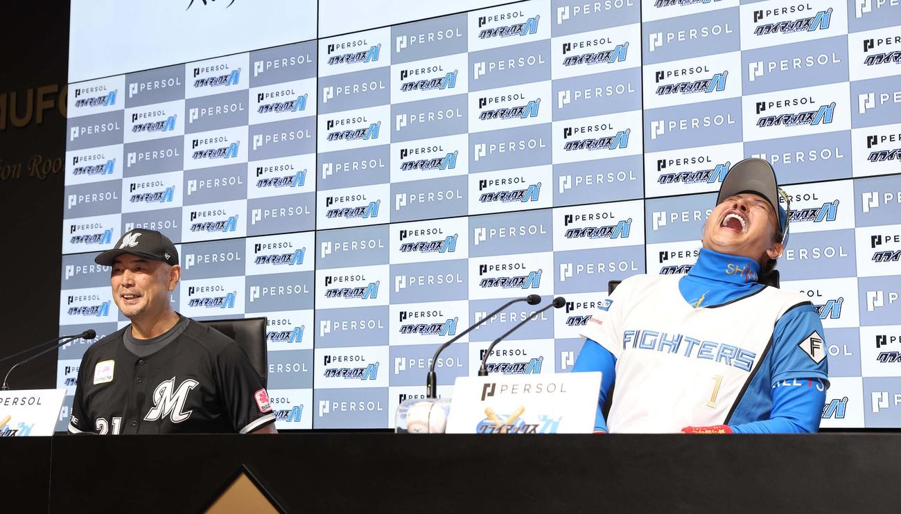 クライマックスシーリーズに向け会見で笑顔を見せるロッテ吉井監督（左）と新庄監督（撮影・黒川智章）
