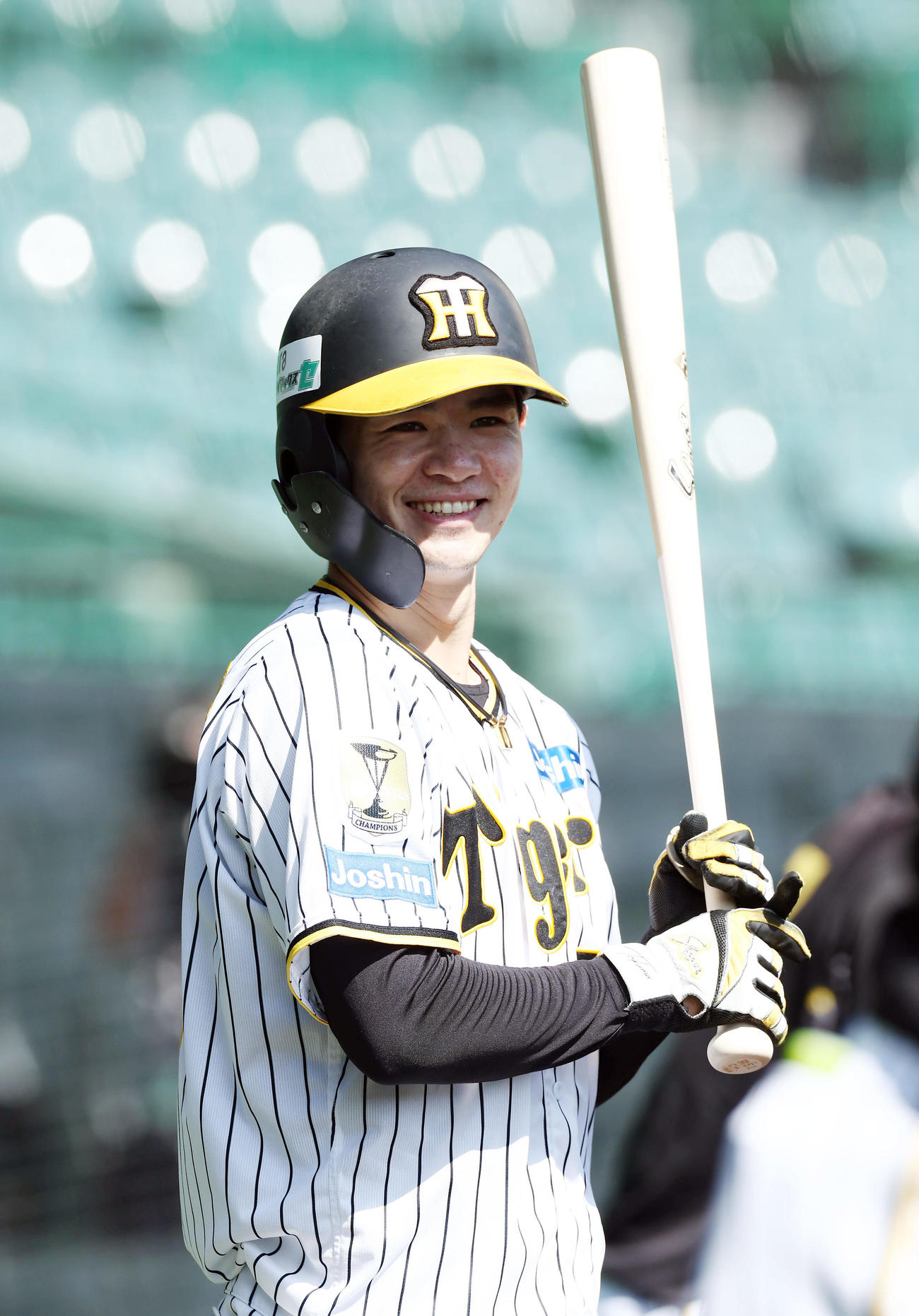練習で笑顔を見せる阪神中野（撮影・前田充）