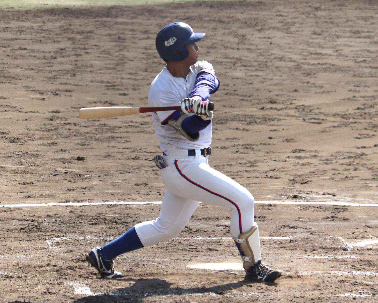 大商大との1回戦　3回無死一、二塁で右翼への適時打を放った、大経大・柴崎