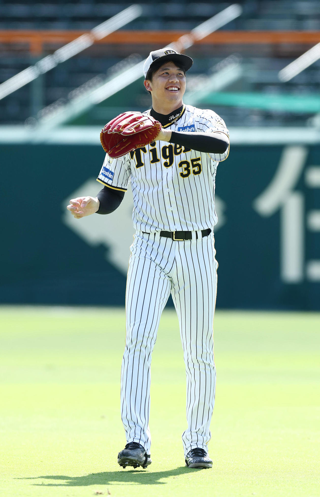 練習で笑顔を見せる阪神才木（撮影・前田充）
