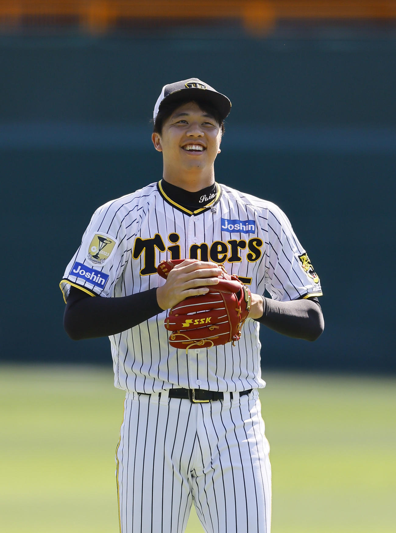 キャッチボールをする阪神才木（撮影・藤尾明華）