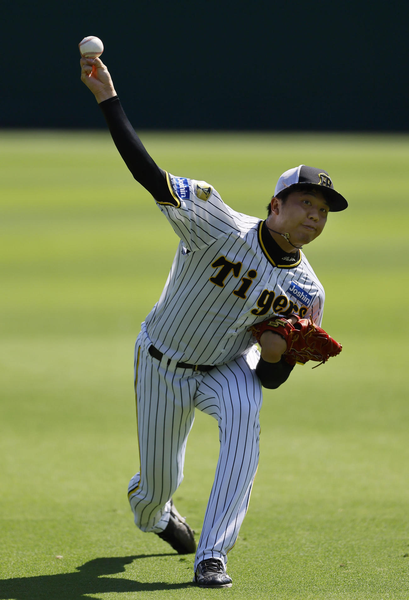 キャッチボールをする阪神才木（撮影・藤尾明華）