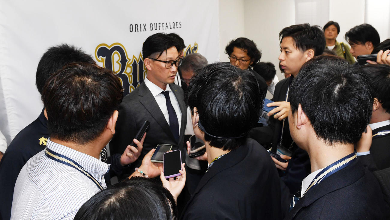 就任会見後、囲み取材を受けるオリックス岸田監督（撮影・前岡正明）
