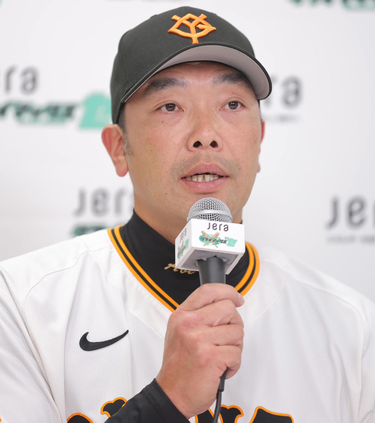 共同記者会見で話す巨人阿部監督