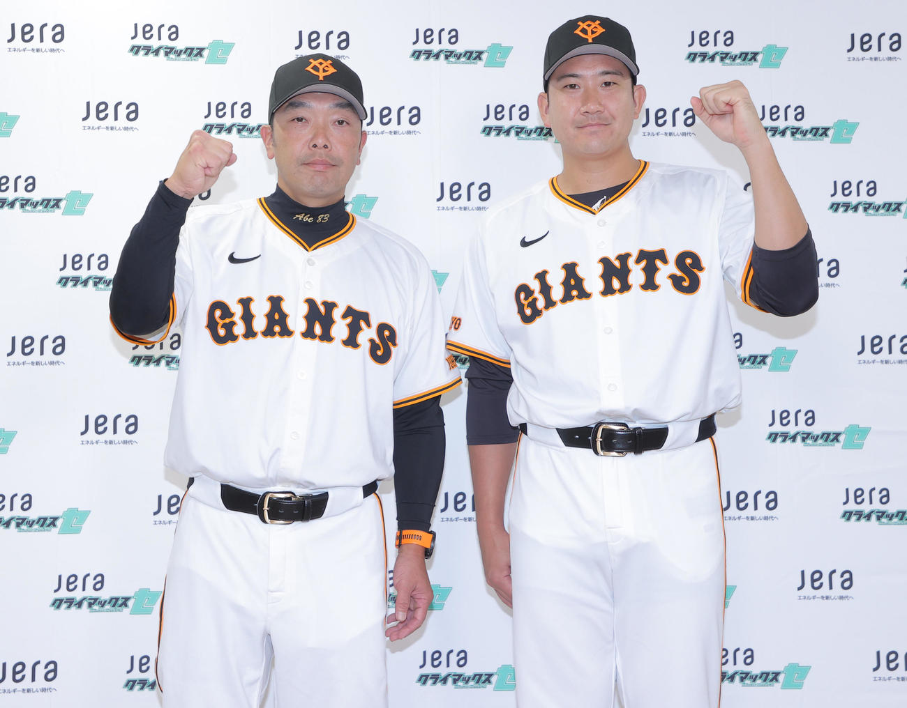 ガッツポーズする巨人阿部監督（左）と菅野