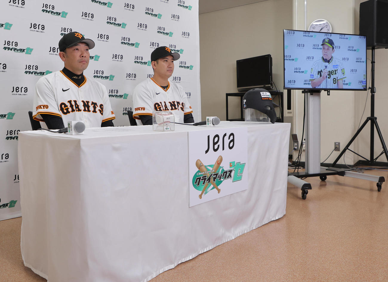 共同記者会見に臨む巨人阿部監督（左）と菅野。ディスプレイに写るのは阪神岡田監督